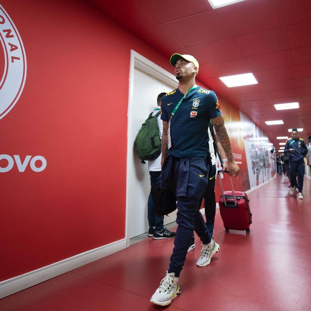 サッカー ブラジル代表チームさんのインスタグラム写真 - (サッカー ブラジル代表チームInstagram)「Nosso camisa 1 faz as honras da casa. Chegamos, Beira-Rio! #seleçãobrasileira #jogabola #braxhon #futebol #Brasil #portoalegre Fotos: @lucasfigfoto」6月10日 2時42分 - cbf_futebol