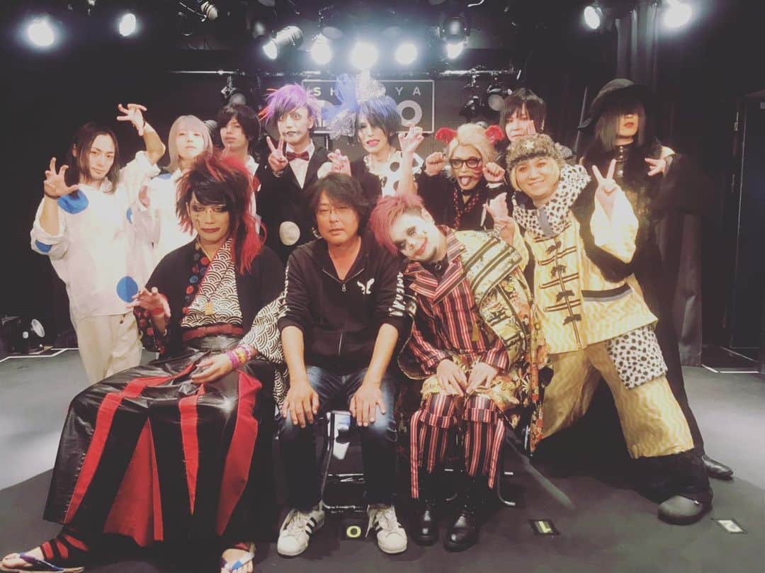 Kyrieのインスタグラム：「Artpop19th Aniv,渋谷公演でした。 奇しくも今日で我々はKing Recordsにお世話になって9年。  来年はもうデビューから10年かと思うと、本当に月日の流れというのは(以下略)  何はともあれ、応援してくれる皆のお陰でここまで来れました、有難う。  これからもartpop共々宜しくね。」