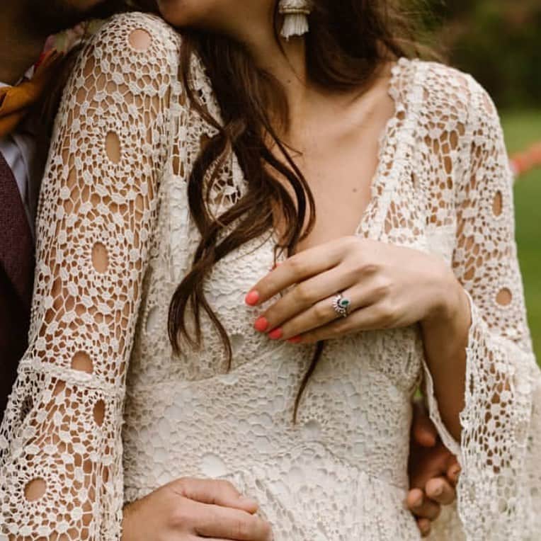 のインスタグラム：「Close up with our magical ASTRID⭐️🌙#madeincalifornia🇺🇸 #theboheimanbride #visitkiteandbutterfly #brides2019 #destinationwedding @naomiclaireh @agnes.black」