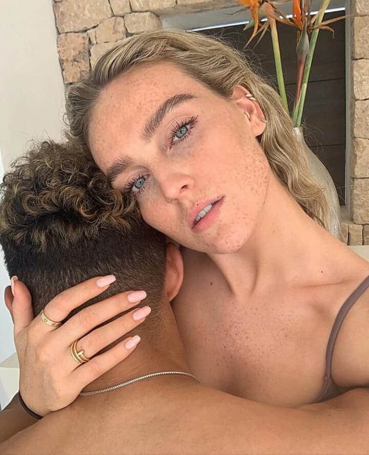 のインスタグラム：「Double tap to find a boy/girlfriend like Perrie & Alex 😍❤」