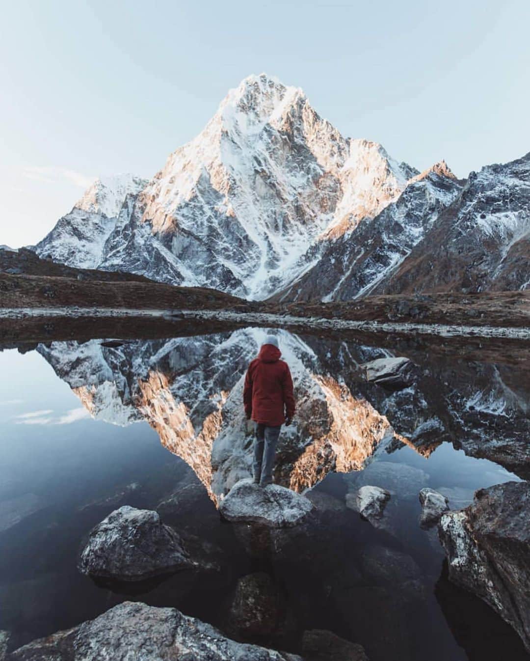Zanna Van Dijkさんのインスタグラム写真 - (Zanna Van DijkInstagram)「Hike The Himalayas With Me 🇳🇵🏔 I’m so excited to announce my next hiking trip! It’s a 12 night adventure through Nepal taking in beautiful landscapes, connecting with the local community and supporting responsible tourism 🙏🏼🌎 All the info is on the link in my bio but here’s the basics: ➡️ 14th-26th October 2020 ➡️ £1570 per person (only a deposit is needed when booking) ➡️ Explore the capital of Kathmandu, it’s temples and culture. ➡️ A 5 day trek with all female hiking crew through the Himalayas staying in local home stays and tea houses. ➡️ Visit the Madi Valley homestay, a community tourism project which provides sustainable income and supports conservation of the wilderness and wildlife. ➡️ A safari adventure through the Chitwan National Park 🏞 And that’s just the beginning! Everyday of the trip holds new adventures and experiences which support local women in socially and economically empowering projects 🙏🏼 Spaces are limited to ensure an authentic experience and my last hiking trip sold out super fast so be sure to grab your spot! 💙 #hikingtrip #hikewithme #exploremore #grouptravel @intrepidtravel #mountaingirl Photo sources: Pinterest!」6月10日 2時47分 - zannavandijk