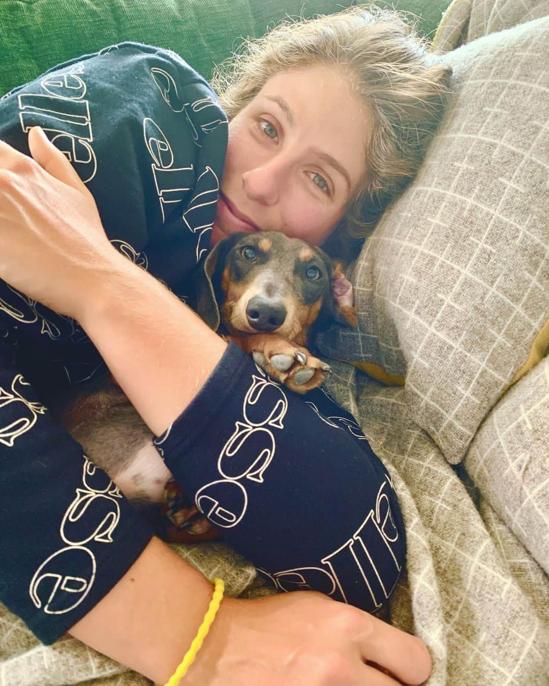 ジョアンナ・コンタさんのインスタグラム写真 - (ジョアンナ・コンタInstagram)「Sunday snuggles with @bonothebluedachshund 😁❤️😁❤️🐶」6月10日 2時47分 - johannakonta