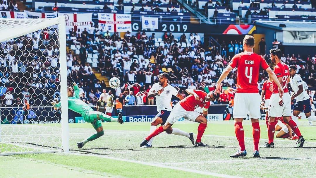 カラム・ウィルソンのインスタグラム：「2018/19 season finally complete. Been a long one but ended the right way with a win, not the🥉medal we wanted but lots of positives to take from this campaign.. VAR isn’t one of them! 😅🤦🏽‍♂️ Have a good summer people and see you all next season!」