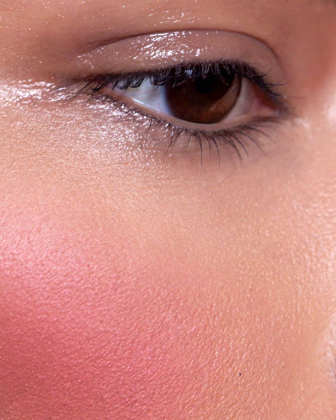 Smashboxのインスタグラム：「Get your face as dewy as a fresh Summer's day 🍉」
