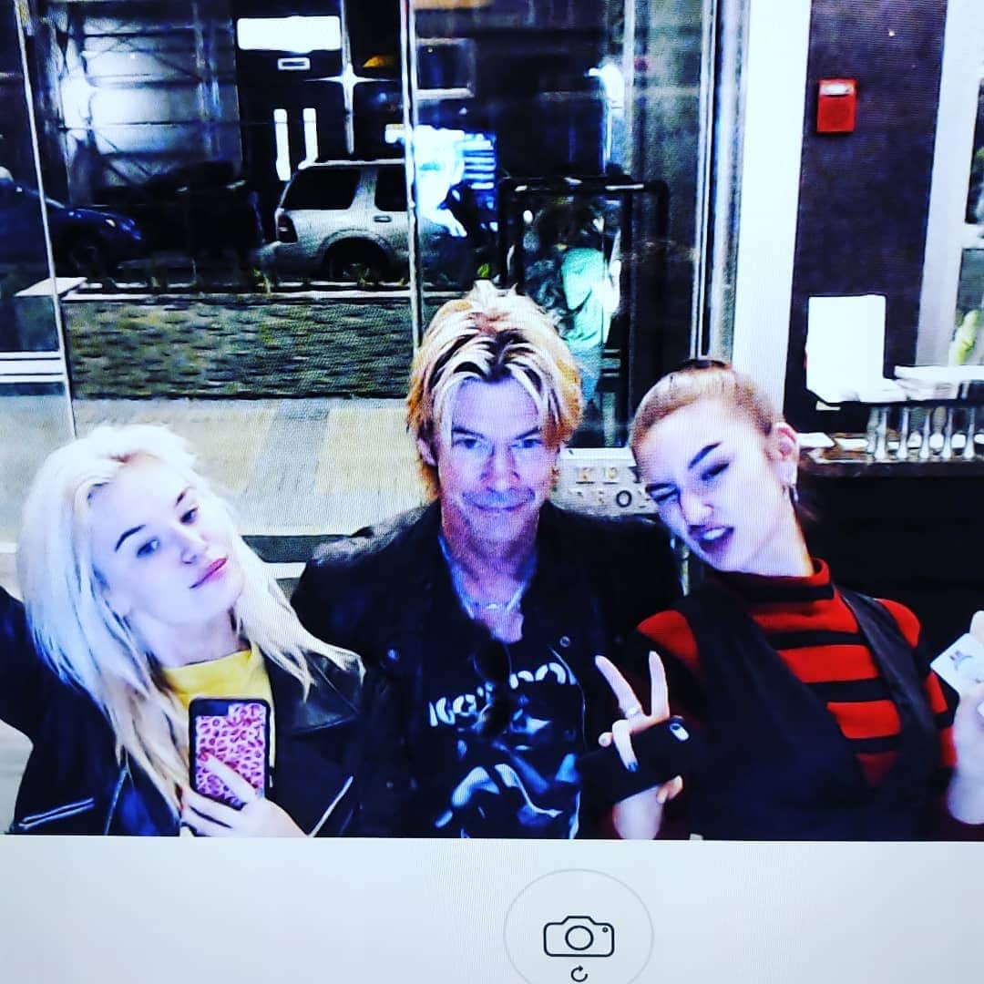 ダフ・マッケイガンさんのインスタグラム写真 - (ダフ・マッケイガンInstagram)「Last Tuesday. Momma @susanholmesmckagan was working, so the girls and I got to have some Dad/Daughter time in NYC. My girls!」6月10日 2時57分 - duffmckagan