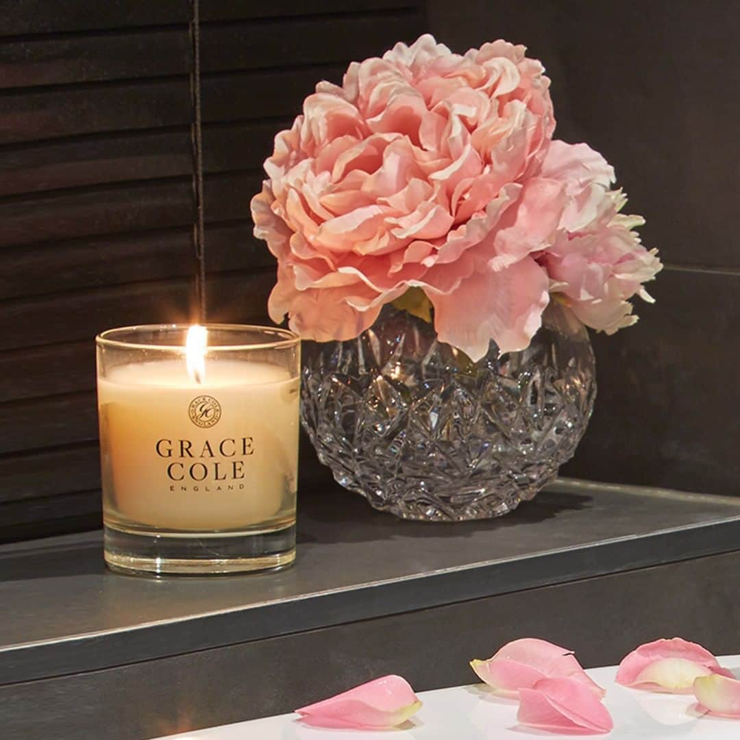 Grace Coleさんのインスタグラム写真 - (Grace ColeInstagram)「Dim the lights, light a candle, lock the bathroom door and relax in your favourite bath soak fragrance.  This article from Good Housekeeping makes for great bathtime reading http://bit.ly/2Lahu8P  #bathaway #sundayvibes #relaxation #bathtime #metime #bubblebath #fragrantcandle #lightacandle #candle #bathroomcandle #relax #calm #destress #soothe #bath #bathroominspiration #enjoy」6月10日 3時00分 - gracecoleltd