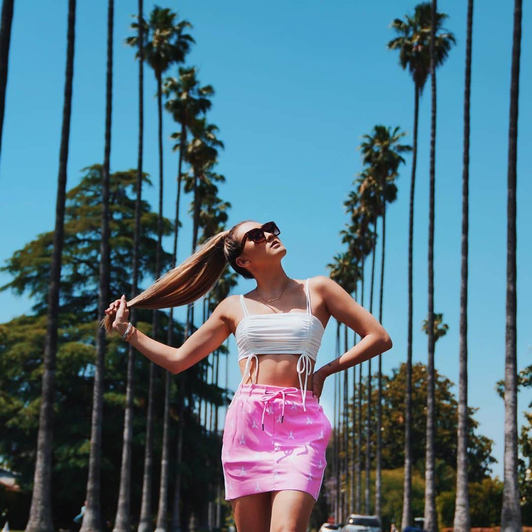 Lauren Riihimakiさんのインスタグラム写真 - (Lauren RiihimakiInstagram)「when the queen @jeffreestar gives u joggers but ur kinda feeling a skirt moment ✨💗✂️ newest episode of Buying YouTuber Merch & DIYing It is live and waiting for uuuu 🌈」6月10日 3時02分 - laurdiy