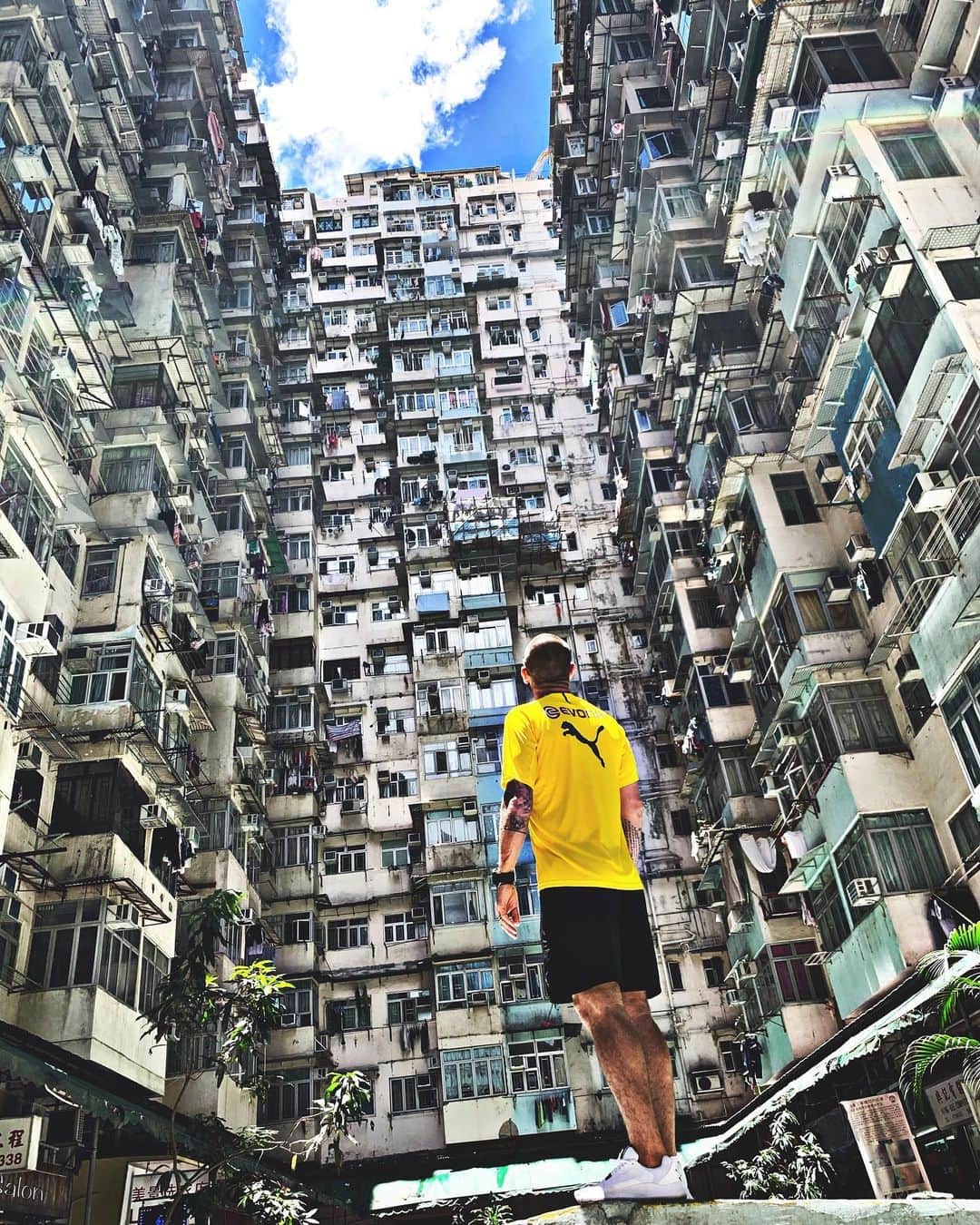 ムラデン・ペトリッチのインスタグラム：「Tourist(ing) Hong Kong 🏙 #yickfatbuilding #transformers #optimuswhyyouhiding #optimusprime #hongkong #tourist #qualitytime #quarrybay #exploring #bvb #bvblegends #bvb09 #travel #misischbesser」