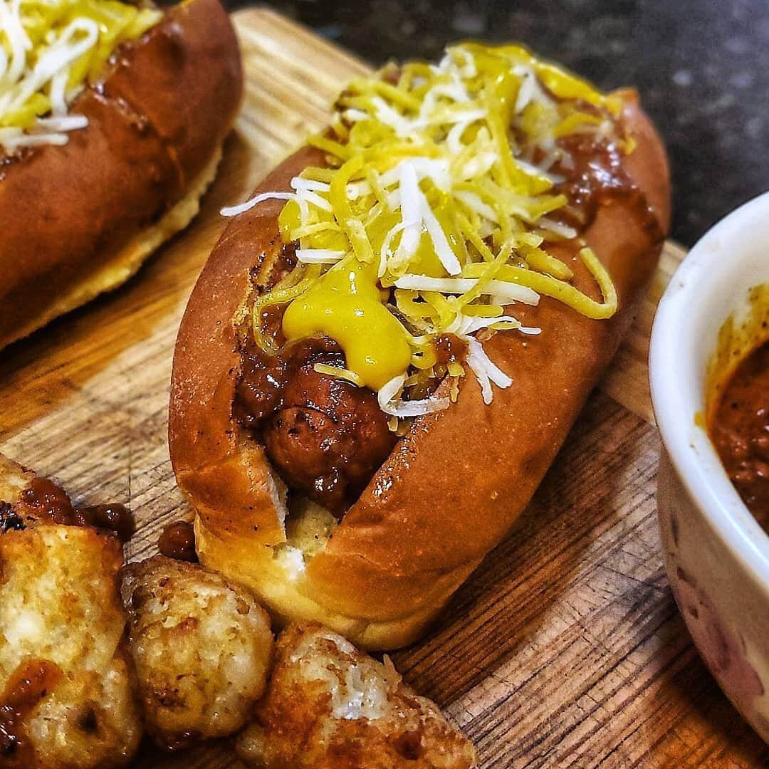 ジョンソンヴィルのインスタグラム：「Things we love about this photo: 1️⃣ The limited time offer fresh Jalapeño & Cheddar Brat 2️⃣ All of the toppings  What are your go to brat toppings?  Thanks @bud_wiser for the tasty photo! 🙌 * * Chili cheese dogs!!! Grilled up some  johnsonville jalapeno and cheddar smoked sauages covered in a hot chili and cheese!! Cant go wrong with these...Easy, fun and tasty dinnerl!!!! #chili #hotdog #sausage #smokedsausage #cheese #foodporn #food via @bud_wiser」