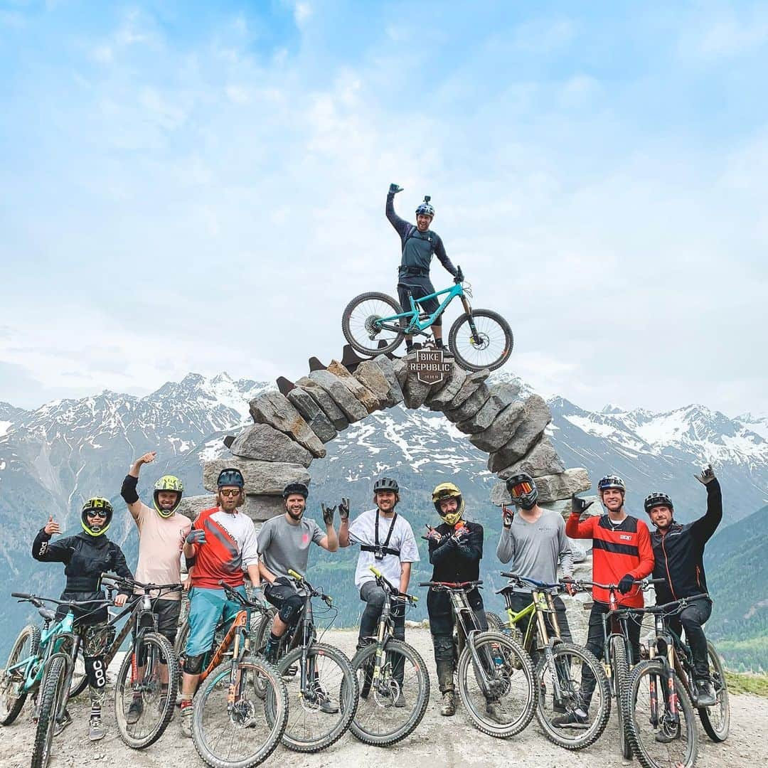 藤森由香さんのインスタグラム写真 - (藤森由香Instagram)「I don’t always ride a bikes......but when I do it’s with the best in the world! 😝  couple of days in solden for bike show for The @dropandrolltour 🚴‍♂️ chicks dig scars right??💉 #dropandroll #ミーハー #downhill #bike #soelden #austria」6月10日 3時10分 - yukafujiforest