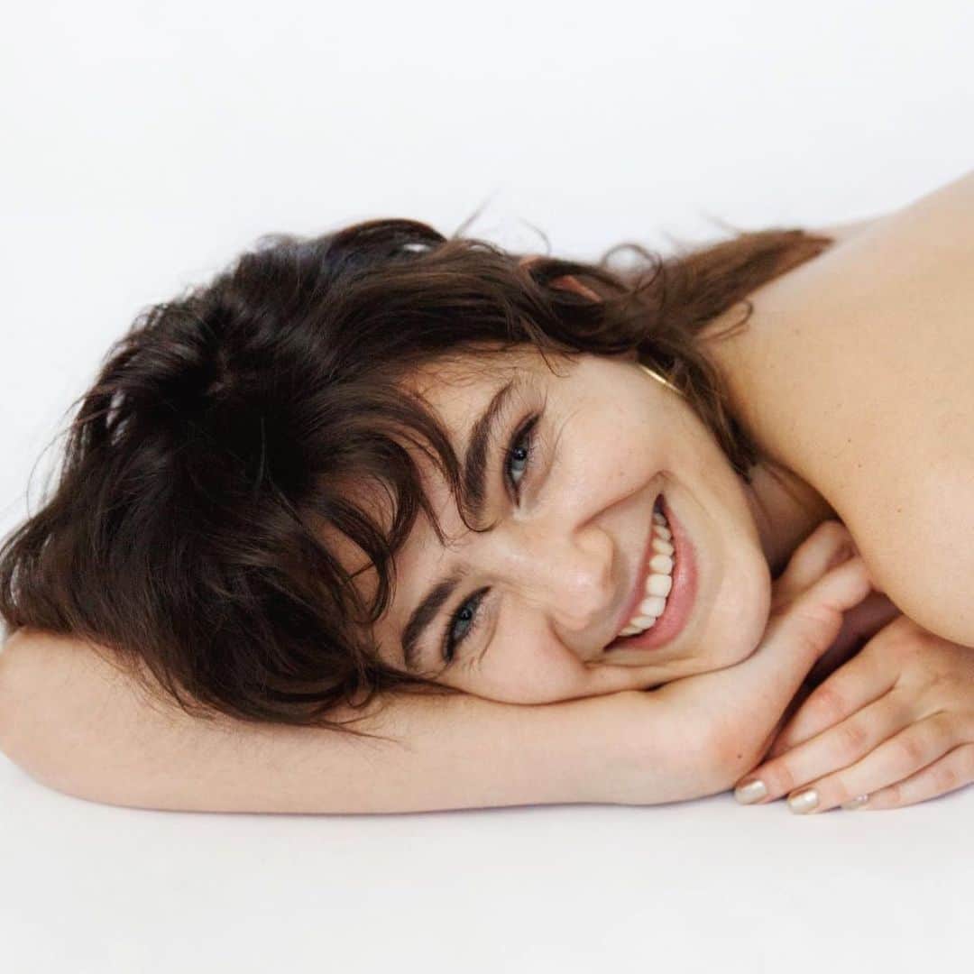 Amelia Zadroのインスタグラム：「Life’s funny The way it sneaks up and changes everything when you least expect it 2 weeks ago I wrote about my fears of loneliness of not having a partner or a home or a job, I hadn’t had any of these things for many months, And literally days after they all flowed in. This is the magic of not ignoring but meeting the fears with presence and love- It allows them to shift. This afternoon I lie in my new home after a nourishing day of work and time with my love... So today I write not from fear but from  A feeling of fullness and gratitude, Contented sleepyness, Amused delight and curiosity as to what this magical life game will bring next.. Happy Sunday errybody 💛」