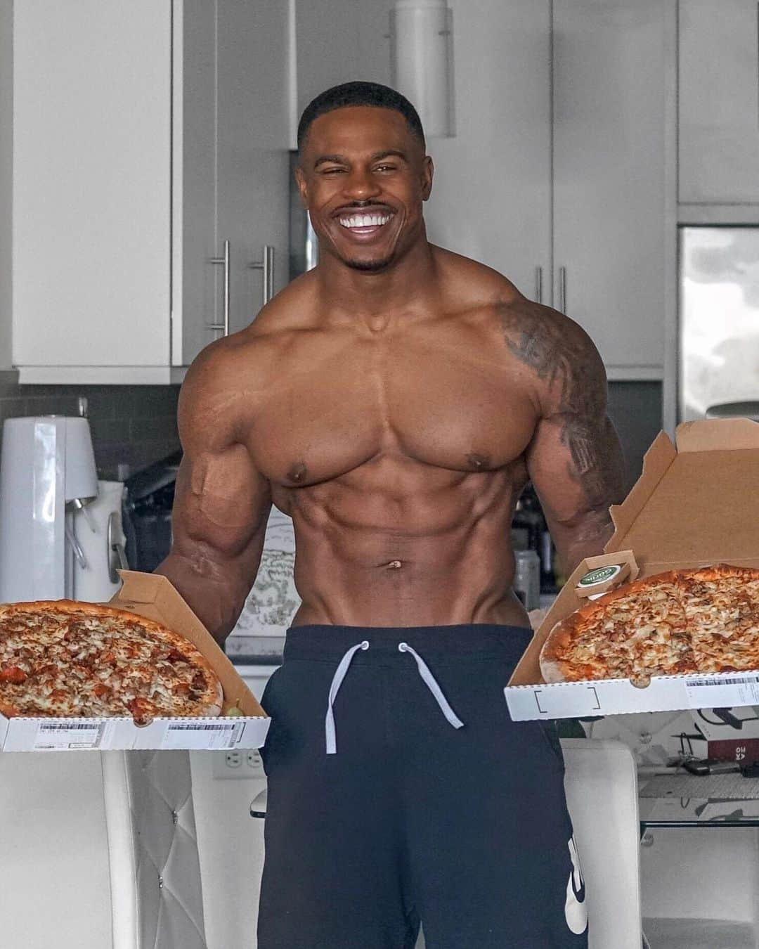 Simeon Pandaさんのインスタグラム写真 - (Simeon PandaInstagram)「Genuine cheat meal vibes 🍕 😅 What’s your favourite pizza topping? 🤔🤔⁣ ⁣ It should go without saying, but with how many treat Instagram, I can understand the inquisition that will ensue about whether I actually ate a pizza, so to quench the curiosity of a select few, yes of course! 🤷🏾‍♂️ To be completely transparent I had one, the other was for @chanelcocobrown who managed half of hers. ⁣ ⁣ While on this subject let me be clear about something; there are those that fabricate scenarios/narratives for the majority of their posts, and then there are those who just ensure when noteworthy things occur, they are captured for Instagram. I prefer latter, however there is nothing wrong with either. ⁣ ⁣ With that being said if you’re curious as to when I last ate a pizza before last night, it’s literally the last time I posted a pizza, go find it if you’re interested ✌🏾⁣ ⁣ I want to help you train and eat well! Visit my YouTube Channel: YouTube.com/simeonpanda for FREE diet tips and training routines, or download programs at SIMEONPANDA.COM⁣ ⁣ #simeonpanda #pizza #cheatmeal⁣」6月10日 3時15分 - simeonpanda