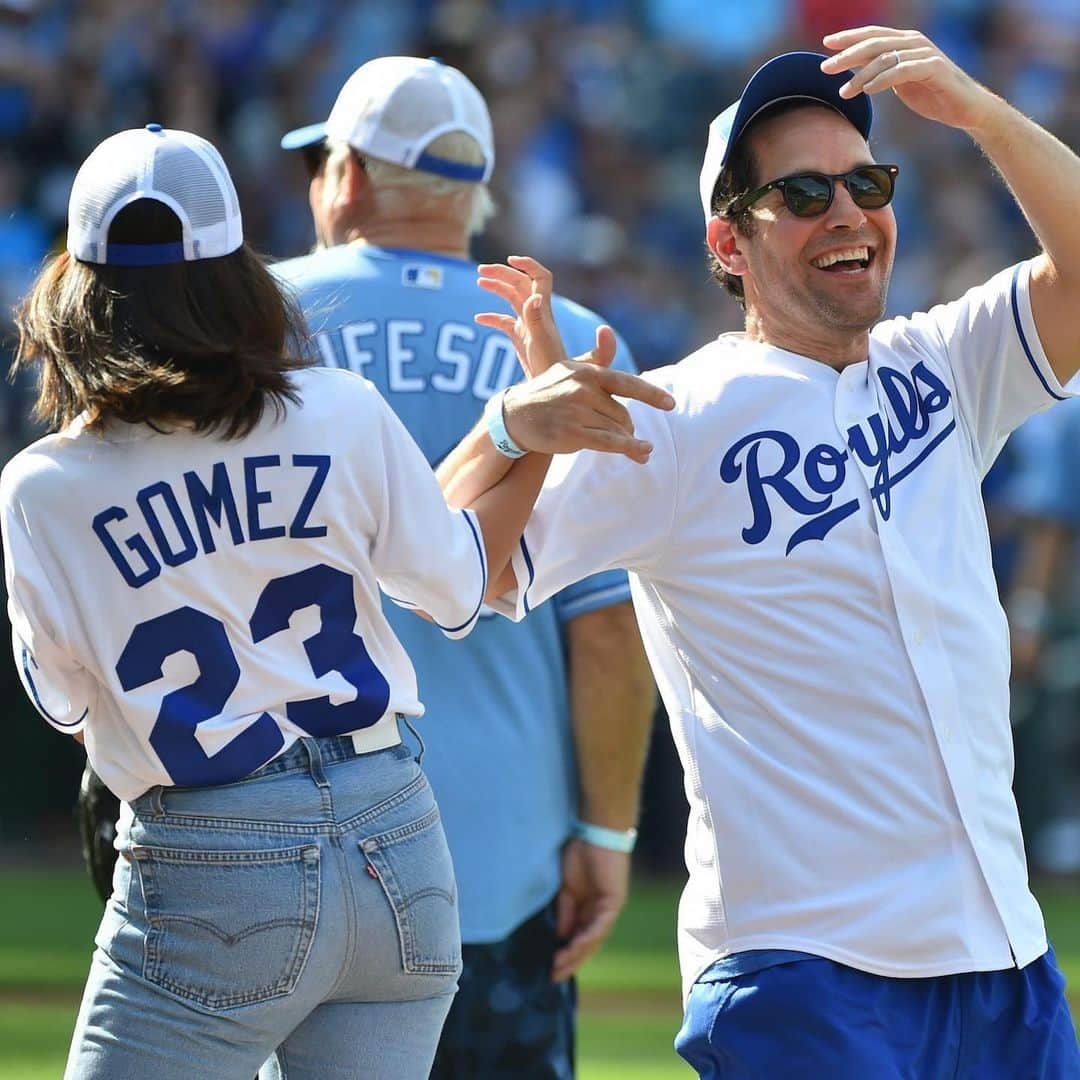 E! Onlineさんのインスタグラム写真 - (E! OnlineInstagram)「The heart wants what it wants: More photos of Selena Gomez & Paul Rudd's friendship. ❤️(📷: Getty Images, Shutterstock)」6月10日 3時26分 - enews