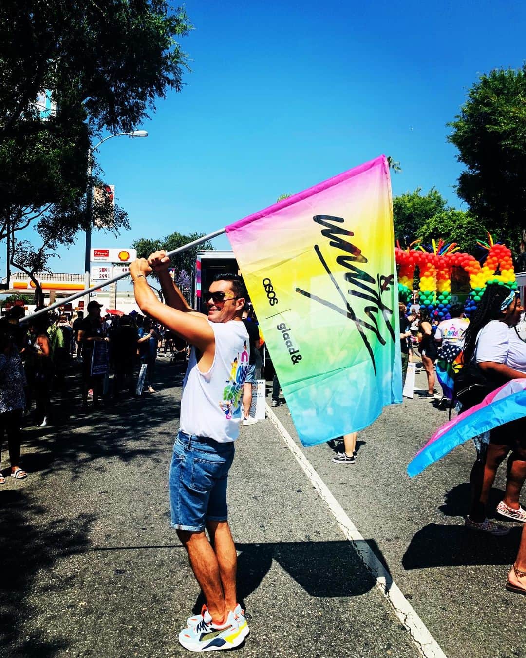 アンソニー・ラモスのインスタグラム：「HAPPY PRIDE!  @GLAAD 🌈❤️」