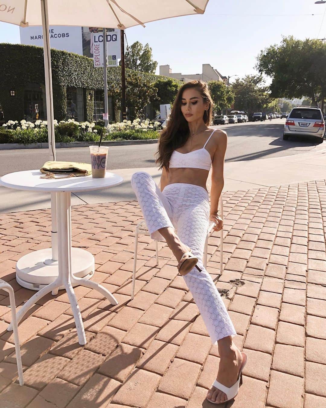 ルミ・ニーリーのインスタグラム：「Eyelet pants have been stuck in my head for months 🤤」