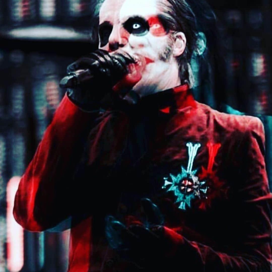 B. Akerlundさんのインスタグラム写真 - (B. AkerlundInstagram)「Someone got a new red suit ........👹🤘🏻 @thebandghost #cardinalcopia #cardic #costumedesign #styledbyb #thebandghost」6月10日 3時32分 - bcompleted