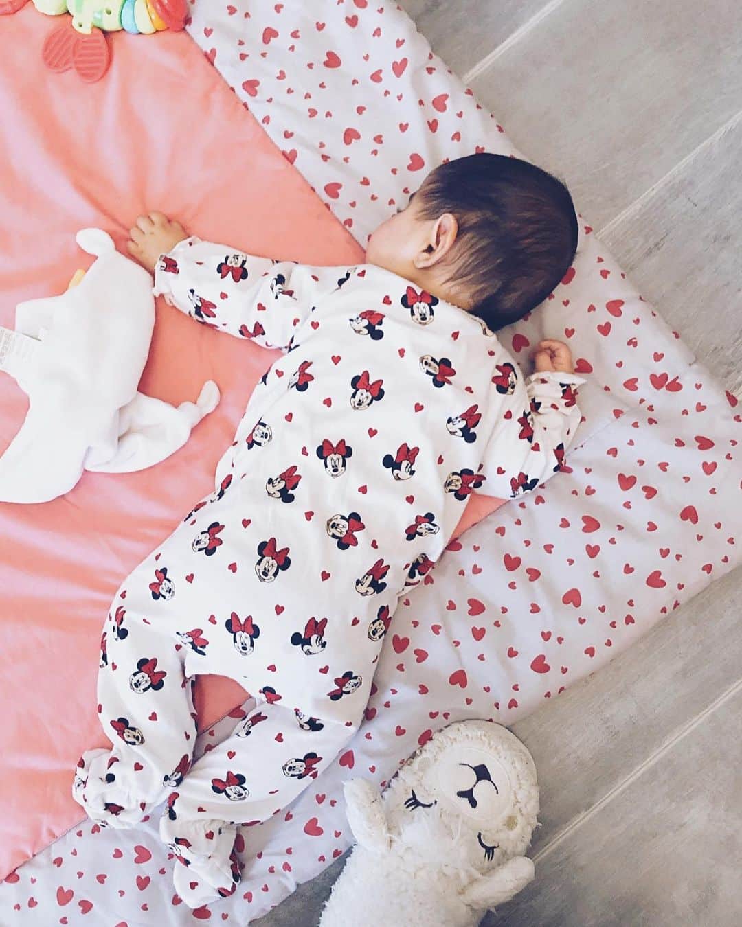 sananasのインスタグラム：「Sunday 🐣Family day ! Regardez cette petite poupée qui s’est endormie en deux secondes sur le sol 😂Hier on était tous ensemble pour fêter l’anniversaire de mon neveu, j’aimerais avoir des moments comme celui-là tous les jours ! Il faut savoir qu’il est difficile pour toute ma famille de se retrouver parce qu’on a tous notre vie mais surtout parce que l’on est tous  désorganisés et toujours en retard 😂 C’est un calvaire mais c’est ma famille et une famille on en a qu’une 💖 ah ah ! D’ailleurs je vous conseille de regarder ma story 😂J’en peux plus de mes bêtises ! Et vous alors ? Racontez-moi ! PS : Demain c’est férié donc je vous poste ma nouvelle vidéo tôt le matin 😃 #FamilyFirst #MyEverything #Treasure」