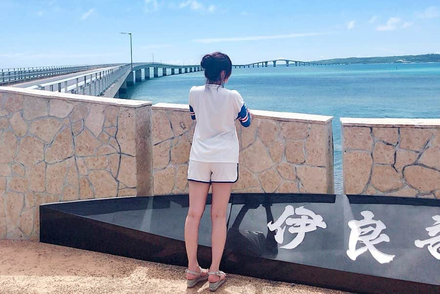 若月みいなさんのインスタグラム写真 - (若月みいなInstagram)「伊良部大橋🌊🌞🏝 #宮古島  #伊良部島  #伊良部大橋  #オカンの誕生日旅行  #mymom  #sea  #海の透明度すんげぇ  #みんなにも綺麗な景色のおすそ分け」6月9日 18時44分 - wakatsuki_cmore