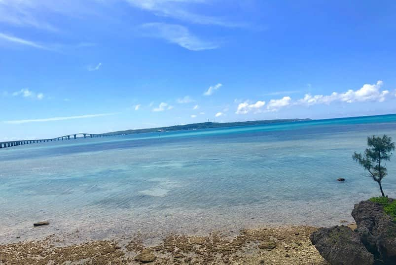 若月みいなさんのインスタグラム写真 - (若月みいなInstagram)「伊良部大橋🌊🌞🏝 #宮古島  #伊良部島  #伊良部大橋  #オカンの誕生日旅行  #mymom  #sea  #海の透明度すんげぇ  #みんなにも綺麗な景色のおすそ分け」6月9日 18時44分 - wakatsuki_cmore