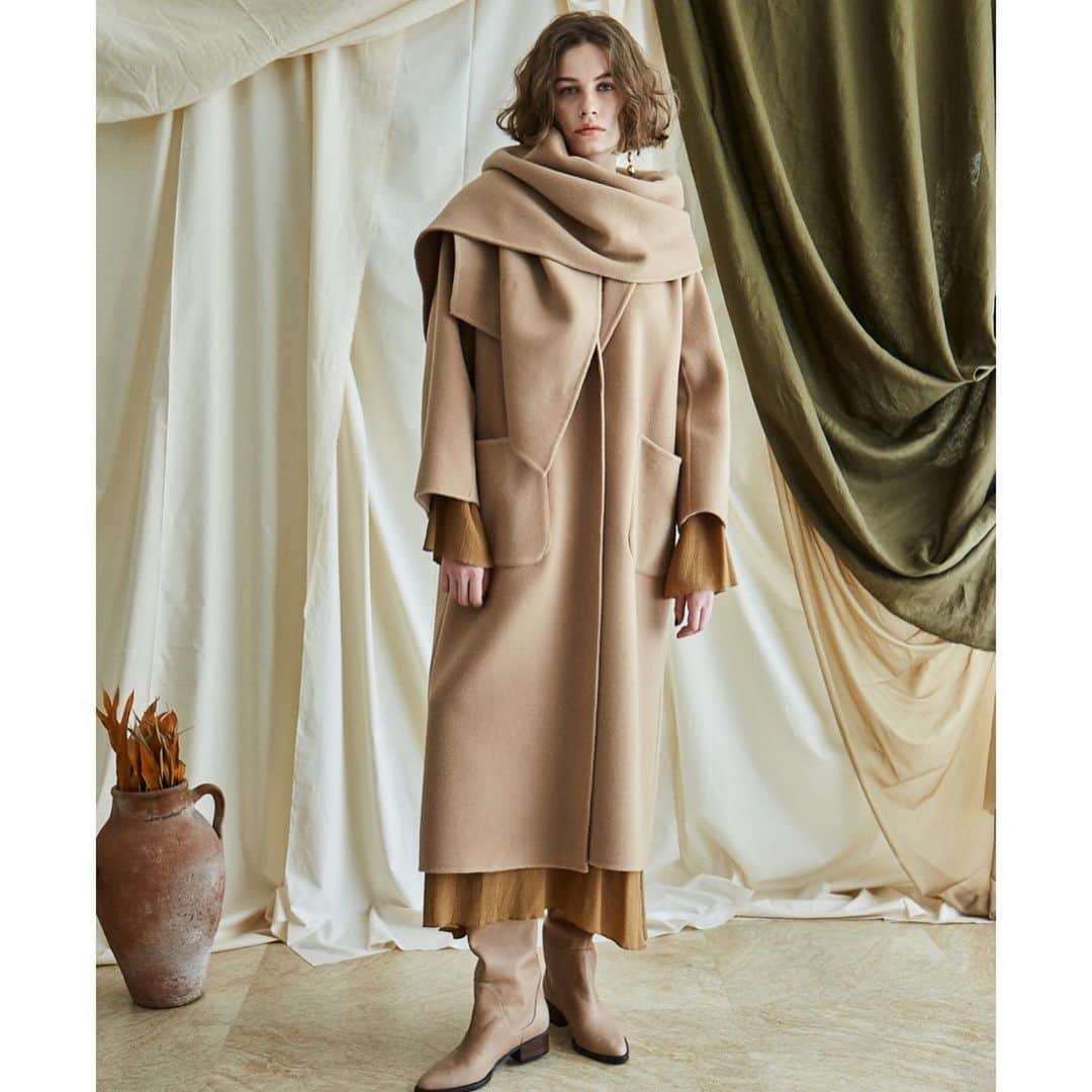 ETRÉ TOKYOさんのインスタグラム写真 - (ETRÉ TOKYOInstagram)「. 2019 AUTUMN WINTER 「THE TAILORED NEUTRAL」 . 2019 AUTUMN / WINTERは、 春夏のベイクカラーに こっくりと深みを増したポイントカラーを加え、 世界観を表現する優れた素材や テクスチャー・ディテールを追求しました。 . タイムレス、ミニマルでありながら 意思のあるデザインを ETRÉ TOKYOが手掛ける ニュートラルなバランスで提案します。 . ＜先行受注会開催店舗・スケジュール＞ . ■ONLINE STORE 6/10(月)12:00 - 6/16(日) 23:59 . ■ルミネ新宿店 6/11(火)-6/16(日) . ■ルクア大阪店 6/21(金)-6/23(日) ※6/21(金)ルクア店では、プレオーダーパーティーを開催いたします。 皆様がお楽しみ頂けるドリンクなどご用意させて頂きます。 . オンラインストアにて対象商品を先行公開しております プロフィールTOPのURLよりご覧ください。 皆様のご来店心よりお待ちしております。 . #etretokyo #etre #etretokyostore #preorder  #autumn #winter #lookbook #2019ETREaw」6月9日 18時45分 - etretokyo