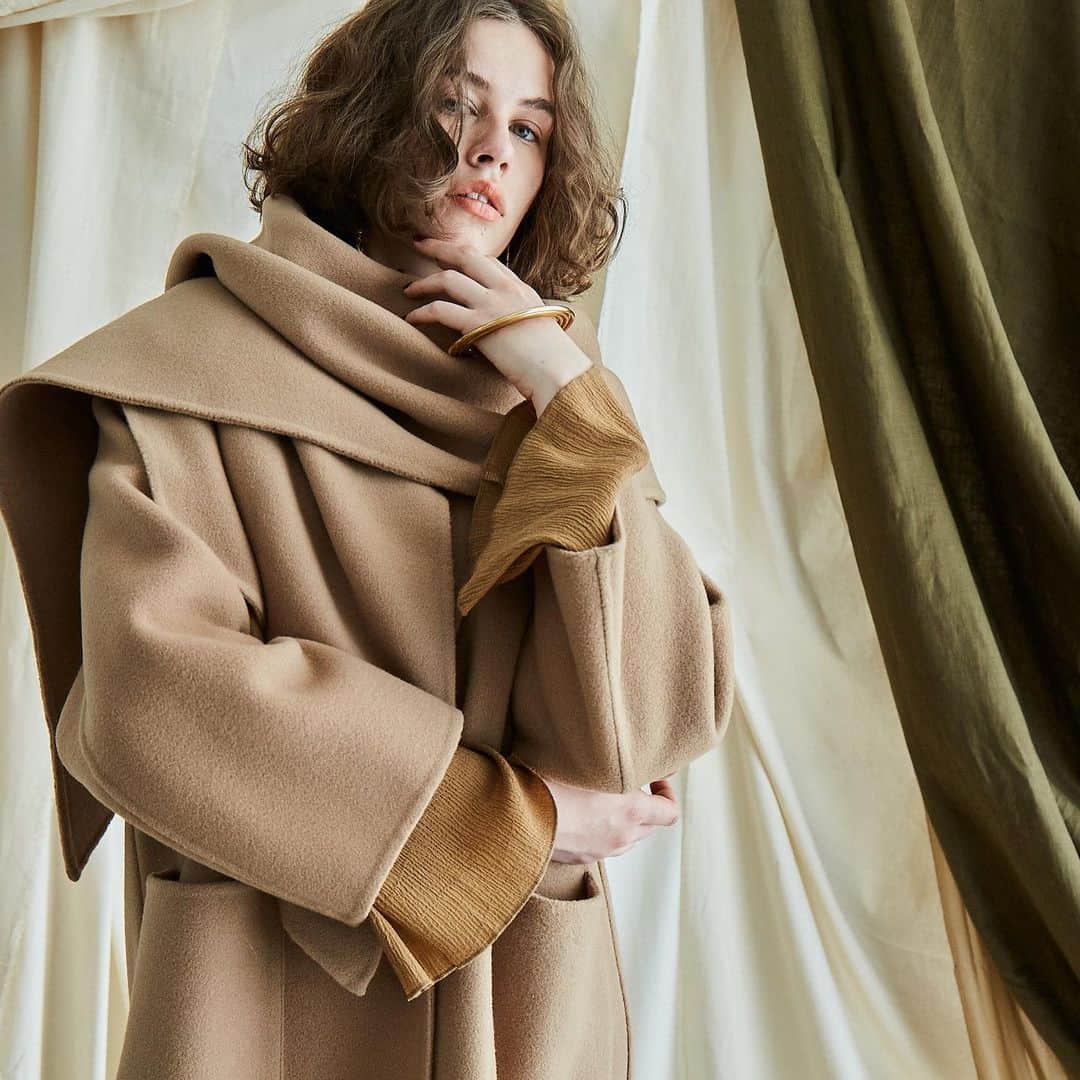 ETRÉ TOKYOさんのインスタグラム写真 - (ETRÉ TOKYOInstagram)「. 2019 AUTUMN WINTER 「THE TAILORED NEUTRAL」 . 2019 AUTUMN / WINTERは、 春夏のベイクカラーに こっくりと深みを増したポイントカラーを加え、 世界観を表現する優れた素材や テクスチャー・ディテールを追求しました。 . タイムレス、ミニマルでありながら 意思のあるデザインを ETRÉ TOKYOが手掛ける ニュートラルなバランスで提案します。 . ＜先行受注会開催店舗・スケジュール＞ . ■ONLINE STORE 6/10(月)12:00 - 6/16(日) 23:59 . ■ルミネ新宿店 6/11(火)-6/16(日) . ■ルクア大阪店 6/21(金)-6/23(日) ※6/21(金)ルクア店では、プレオーダーパーティーを開催いたします。 皆様がお楽しみ頂けるドリンクなどご用意させて頂きます。 . オンラインストアにて対象商品を先行公開しております プロフィールTOPのURLよりご覧ください。 皆様のご来店心よりお待ちしております。 . #etretokyo #etre #etretokyostore #preorder  #autumn #winter #lookbook #2019ETREaw」6月9日 18時45分 - etretokyo