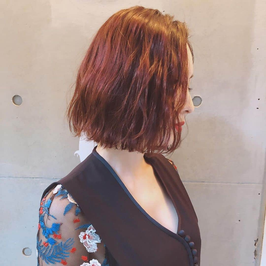 ソンミさんのインスタグラム写真 - (ソンミInstagram)「近々撮影があるのでヘアメンテナンスを。 また赤を足してみました。 最近は赤髪が定番になりつつあるな〜  そして、ウェーブが宇宙一似合わないと自負してるので髪を巻く事はほぼないけど @log_kenjikarasawa が 素敵に仕上げてくれました♡  ありがとう！！ #sunday #hairstyle #hair #color #beauty」6月9日 18時55分 - sonchan0111