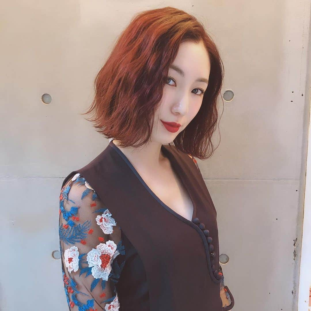 ソンミさんのインスタグラム写真 - (ソンミInstagram)「近々撮影があるのでヘアメンテナンスを。 また赤を足してみました。 最近は赤髪が定番になりつつあるな〜  そして、ウェーブが宇宙一似合わないと自負してるので髪を巻く事はほぼないけど @log_kenjikarasawa が 素敵に仕上げてくれました♡  ありがとう！！ #sunday #hairstyle #hair #color #beauty」6月9日 18時55分 - sonchan0111