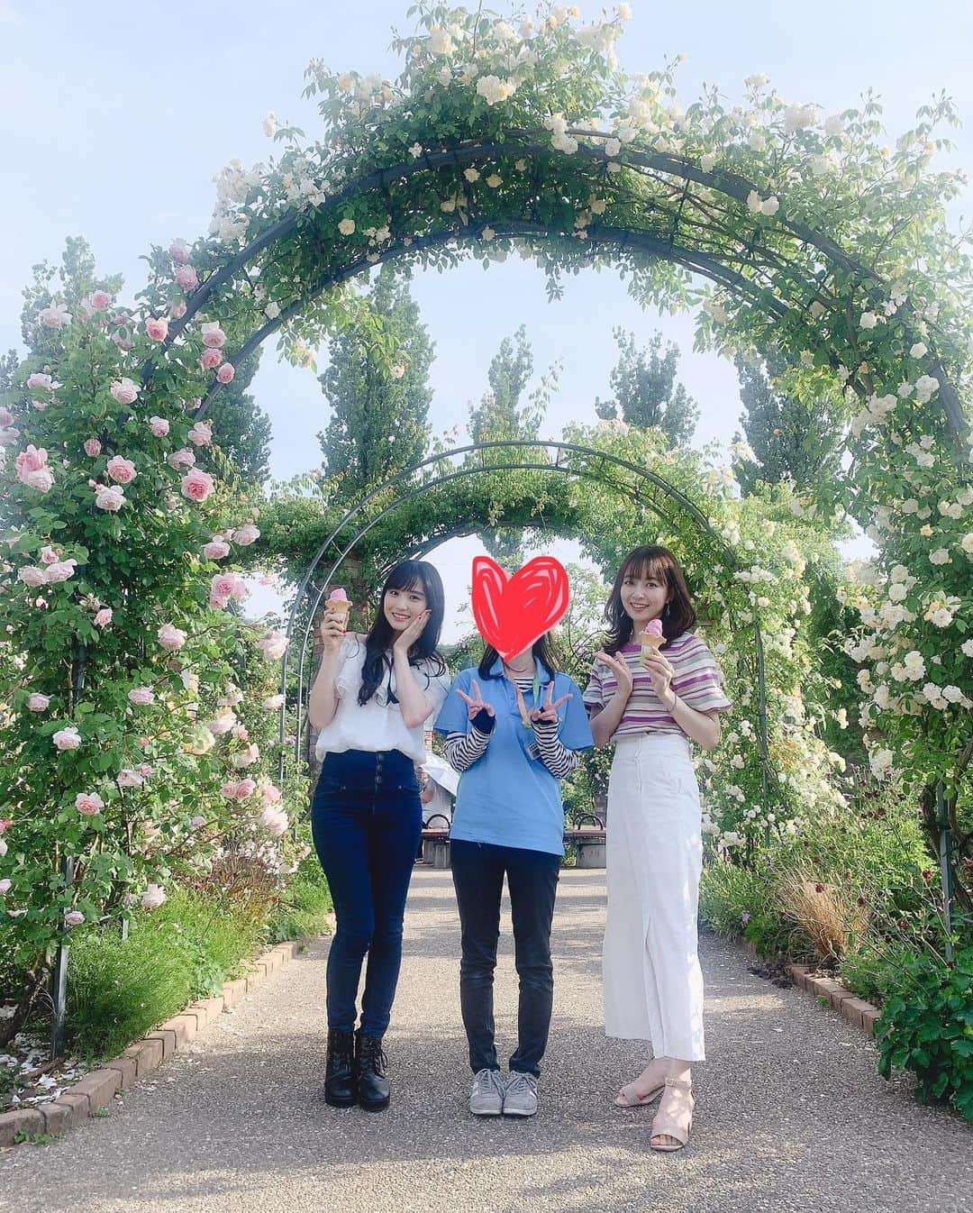 長谷川萌美さんのインスタグラム写真 - (長谷川萌美Instagram)「. .  #地元 #長岡 #越後丘陵公園 🌹 . . FMPORT「Bitter & SweetのGOLDEN SOUNDay♪」放送中📻！！👭 . 長岡ライブの後、ロケ収録をさせて頂きました！ . 私があさひちゃんとスタッフさんを連れて行きたいと思った #国営越後丘陵公園 🌈へ♪ @echigohillsidepark ←✨ .  #薔薇 が見頃ということで 気になっていたので 行きたかったのです！！😊 #もえみた花たち . スタッフさんの松田さんに案内して頂きました💓 . 色んな種類の薔薇が咲き誇っていて素敵でした🌹✨ 6/16まで開催中です！！ . 「赤ばらソフト」とっても華やかな香りが口いっぱいに広がって美味しかったぁ✨ . 変形自転車は急に下り坂でめちゃくちゃ速くなってびっくりしました！！😂風が気持ちよかった〜✨ . 小学生の時に遊びに来ていたので懐かしかったです☺️ . ありがとうございました🙌 .  #タイムフリー でもぜひお聴きください！！👭 . .  #fmport #ラジオ #越後丘陵公園 #花 #flowers #バラ #rose」6月9日 18時56分 - moemi_hasegawa