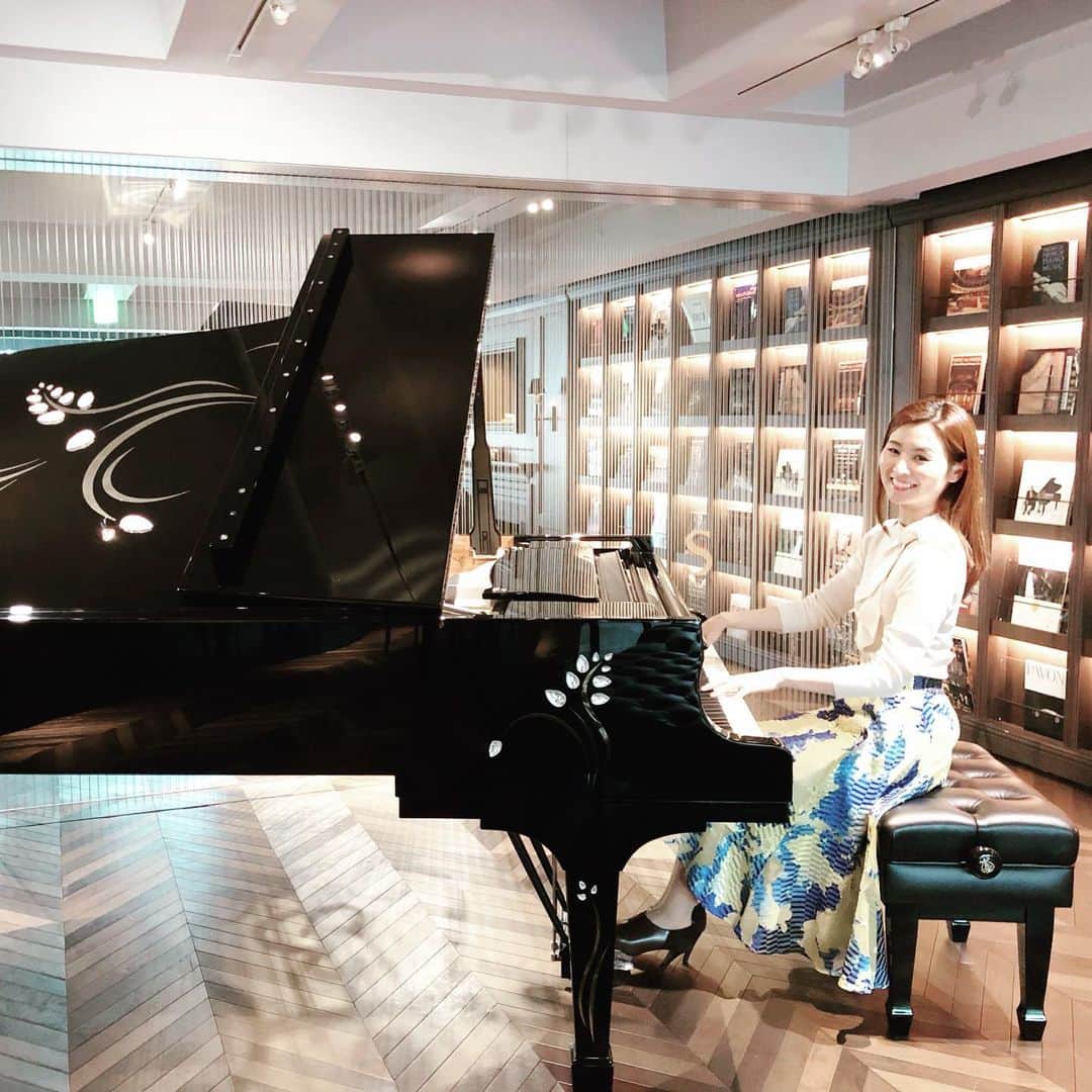 森本麻衣のインスタグラム：「Crystal Steinway🎹💎✨ . 70個のクリスタルが付いてる 特別使用のスタインウェイ😘 . . . .  #maimorimoto#crystal#piano#pianist#hall#classicalmusic#steinway#steinwayandsons#practice#grandpiano#tokyo#🎹 #森本麻衣#ピアノ#ピアニスト#ホール#クラシック#おすすめ#スタインウェイ#グランドピアノ#練習#クリスタル#豪華#特別#素敵#💎」