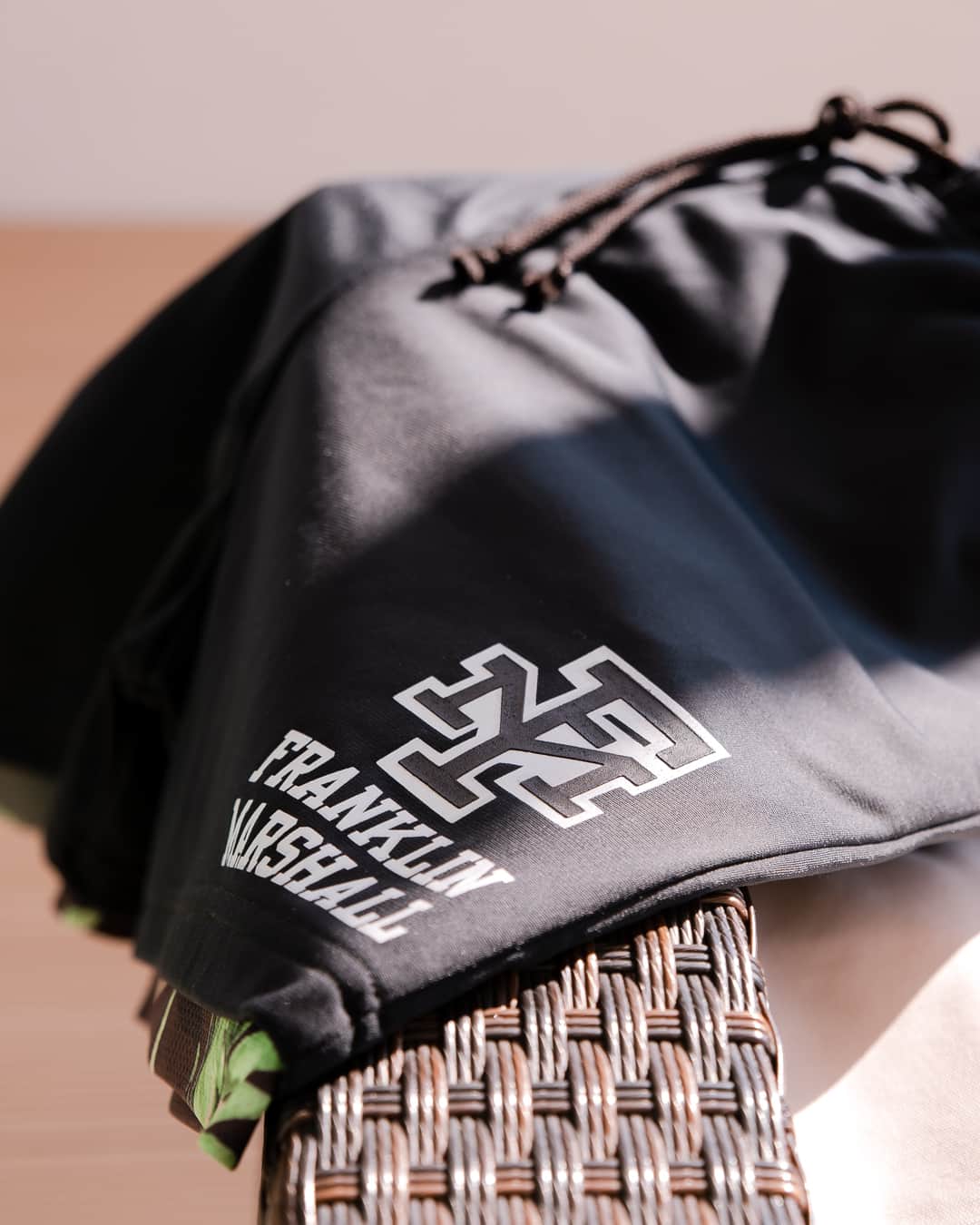 フランクリン&マーシャルのインスタグラム：「Get the sporty look.  #franklinandmarshall #fashion #fashionformen #outfit #outfitformen #ss19 #newseason #newcollection #summer #highsummer #style #cool #colour #attitude #details #mood #black #pants」