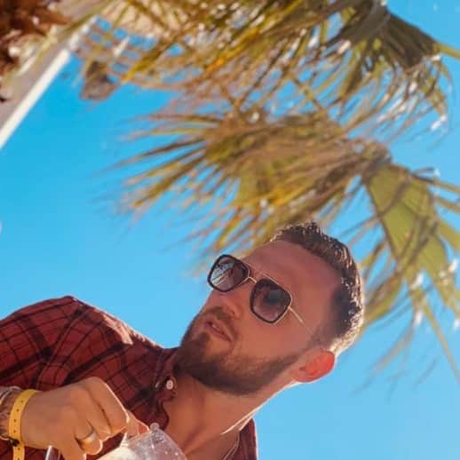 マルコ・ヘーガーのインスタグラム：「Greetz from #greece 🇬🇷 @brillengalerie  #vacation #mood #relax #enjoy #summer #vibes #blessed #positive #effzeh #liebedeinestadt #fc #mh6」