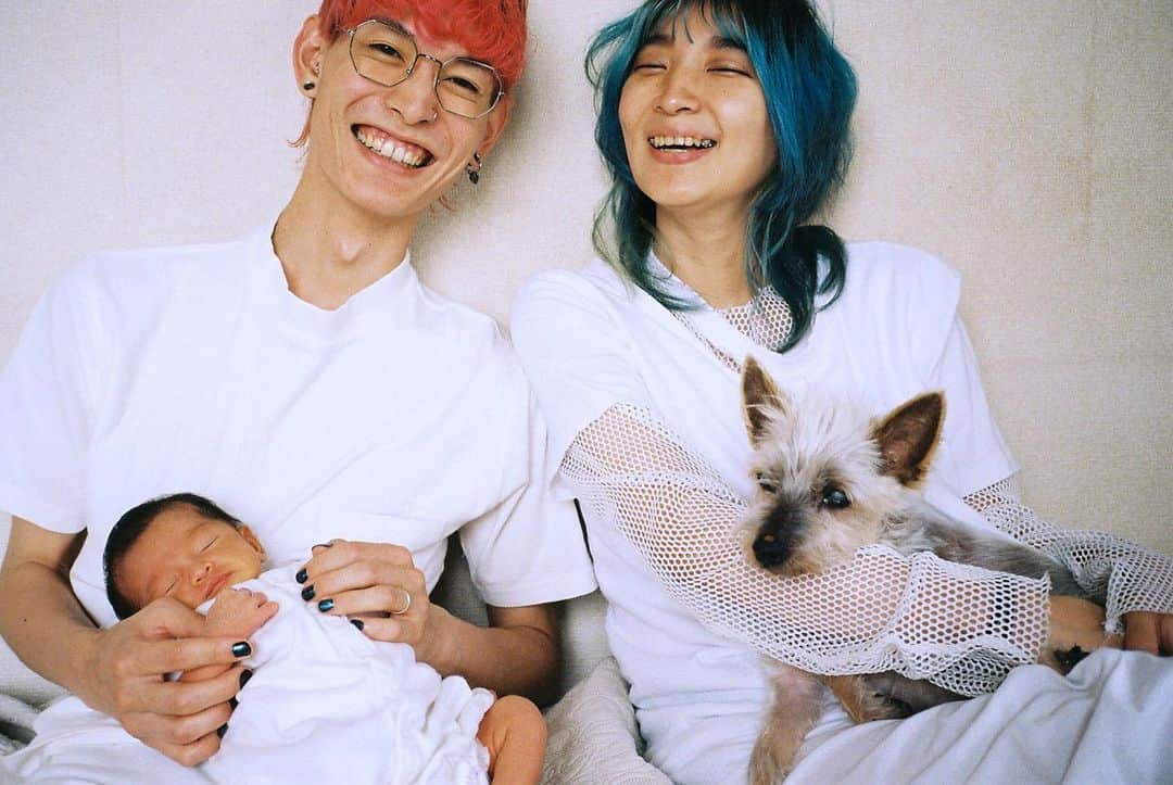 のインスタグラム：「5月26日に元気な女の子を出産しました。予定日より早めでしたが、忙しい最中、見事夫がお休みの日に出てきてくれたミラクルベイビー。 初の家族写真は、産まれた翌日にも会いにきてくれた親愛なるDAOKOに撮ってもらいました。 より一層ハッピー家族にしていきますのでどうぞよろしくお願いします。 気にかけて下さった方々、手助けをしてくれた友人や家族、本当にありがとうございます！ photo: @daoko_official」