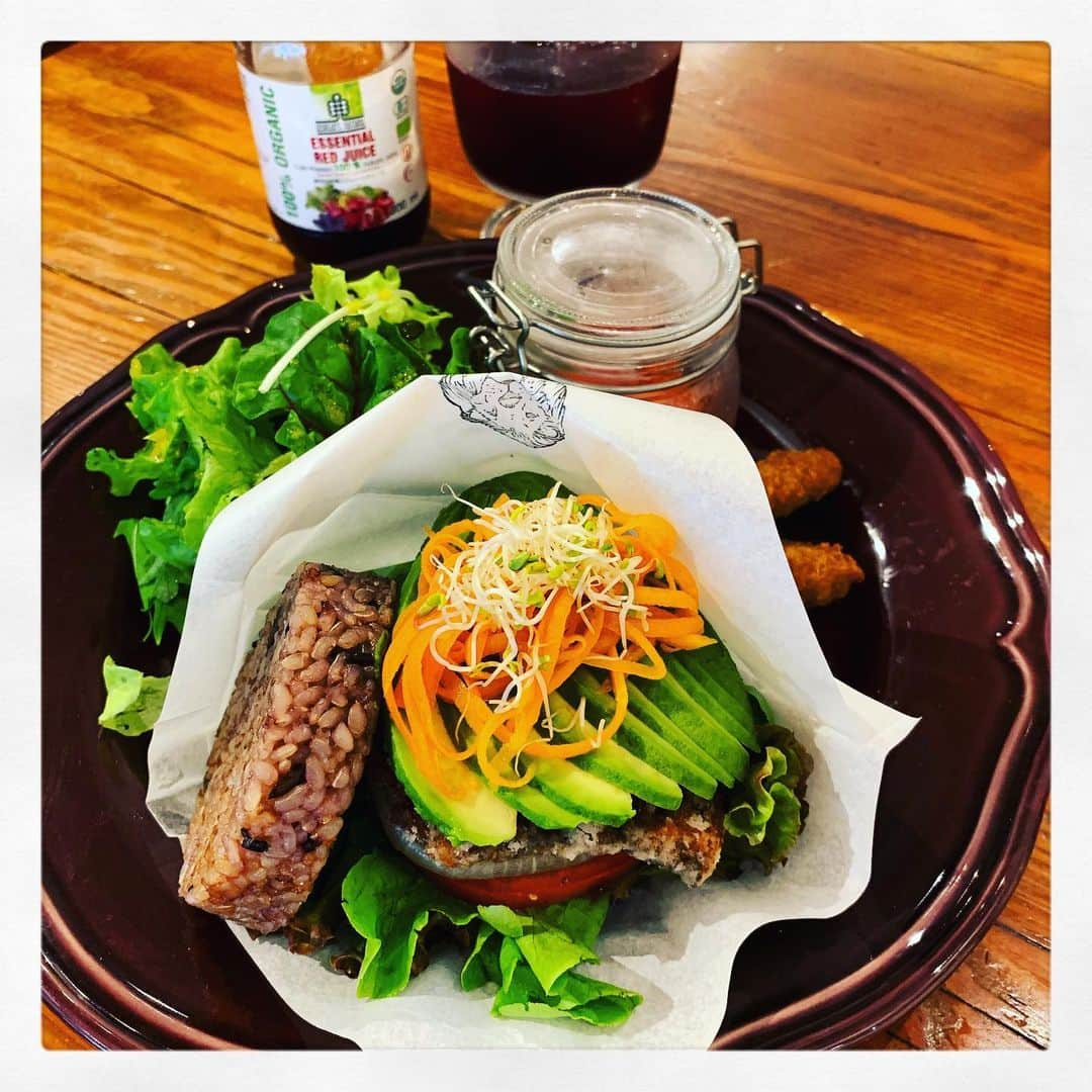 渡邊由貴さんのインスタグラム写真 - (渡邊由貴Instagram)「#Organic Vegan Burger 🍔  #lapaztokyo @organic_table_by_lapaz  http://www.lapaz.tokyo.com」6月9日 19時04分 - yukiwatanabe788