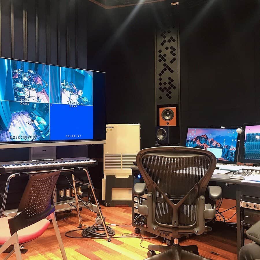 池田真子さんのインスタグラム写真 - (池田真子Instagram)「関西大学とコラボで、初のサラウンド音源を作らせてもらいます♪♪ ． これはレコーディングした時♩ ． 初めてのジャンルの音楽ですごく新鮮やし、MVもどんな風に仕上がるのか楽しみです。♡ ． ． ． #関西大学 #コラボ #音楽 #スタジオ #レコーディング #music #recording #collaboration #instagood  #love #lfl #instamusic #instapic #instagram #photoftheday #studio #recordingstudio」6月9日 19時17分 - mako_ikeda