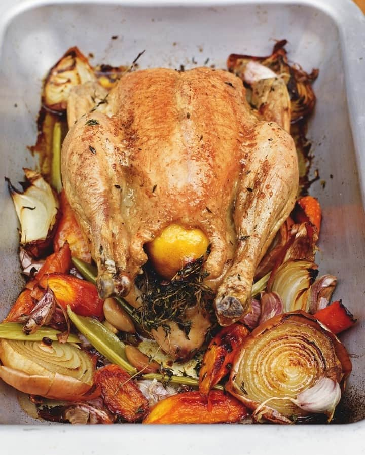 ジェイミー・オリヴァーさんのインスタグラム写真 - (ジェイミー・オリヴァーInstagram)「This kind of Sunday... perfect roast chicken!!! A tasty and easy family recipe, perfect for the weekend. Recipe in my bio if you need it x #SundayRoast」6月9日 19時16分 - jamieoliver