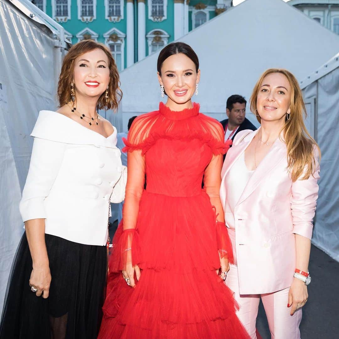 アイーダ・ガリフッリーナさんのインスタグラム写真 - (アイーダ・ガリフッリーナInstagram)「With @andreabocelliofficial & @matteobocelli wonderful conductor and my dear friend #eugenekohn , my Mommy @laila_gariff ❤️ my bestie @elena_lyubeznova and my friends from Charity fund @friendsfund , thank you Sasha Gritsevitch and Anechka @moscow_nights_live вы прекрасная команда!  Thank you @humariffofficial for giving me this amazing red dress as a gift 😍 @akillisparis  Photo credit by @lubashemetova」6月9日 19時09分 - aidagarifullina