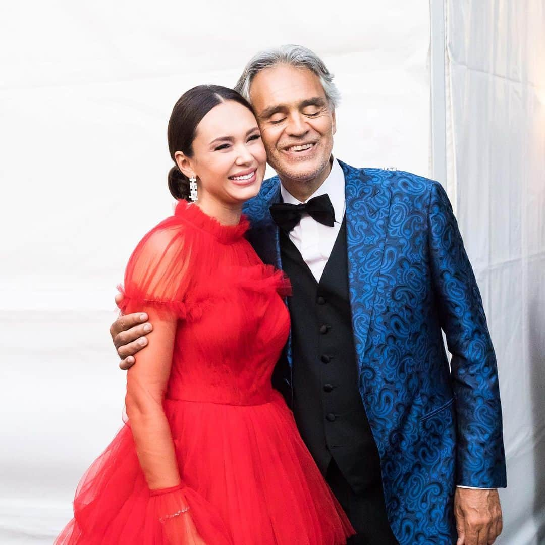 アイーダ・ガリフッリーナさんのインスタグラム写真 - (アイーダ・ガリフッリーナInstagram)「With @andreabocelliofficial & @matteobocelli wonderful conductor and my dear friend #eugenekohn , my Mommy @laila_gariff ❤️ my bestie @elena_lyubeznova and my friends from Charity fund @friendsfund , thank you Sasha Gritsevitch and Anechka @moscow_nights_live вы прекрасная команда!  Thank you @humariffofficial for giving me this amazing red dress as a gift 😍 @akillisparis  Photo credit by @lubashemetova」6月9日 19時09分 - aidagarifullina