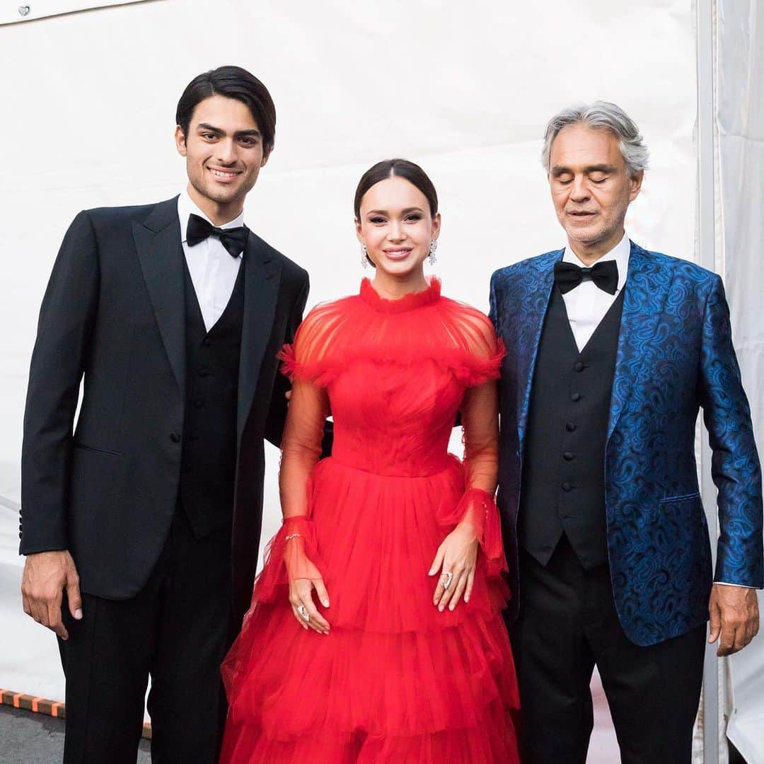 アイーダ・ガリフッリーナさんのインスタグラム写真 - (アイーダ・ガリフッリーナInstagram)「With @andreabocelliofficial & @matteobocelli wonderful conductor and my dear friend #eugenekohn , my Mommy @laila_gariff ❤️ my bestie @elena_lyubeznova and my friends from Charity fund @friendsfund , thank you Sasha Gritsevitch and Anechka @moscow_nights_live вы прекрасная команда!  Thank you @humariffofficial for giving me this amazing red dress as a gift 😍 @akillisparis  Photo credit by @lubashemetova」6月9日 19時09分 - aidagarifullina