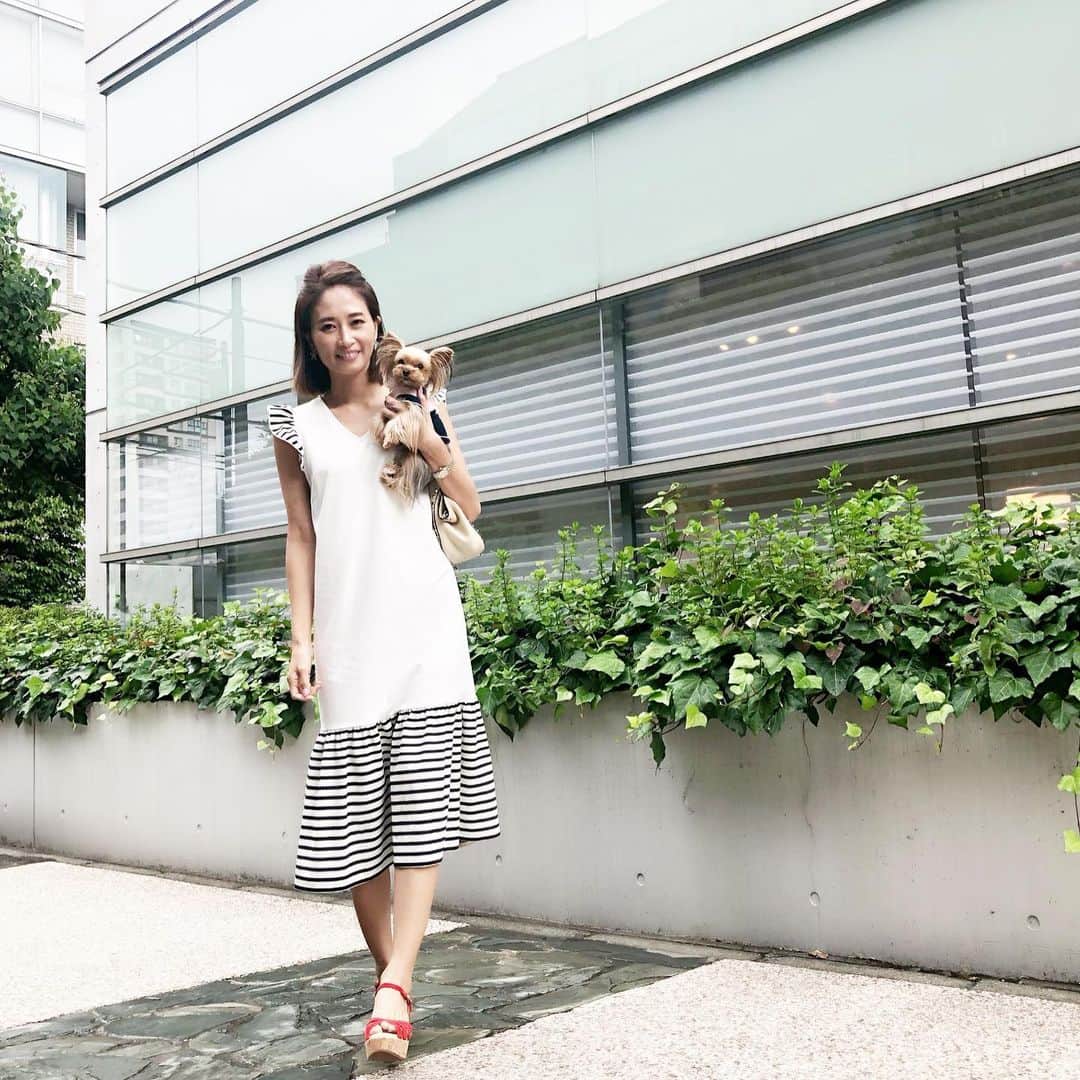 のインスタグラム：「姫ちゃんとお散歩🐾… ※安定の抱っこスタイルですが。 ・ 週末土砂降りじゃなくてよかった☺︎しかし、気分はもう夏から戻れないから足元サンダルで出かけてしまいました💦笑 ・ 今日もランチで褒めていただいたワンピースは @lialapg ・ 肩のフリルのデコラティブ具合が私らしいみたい☺︎✨ ・ ティシャツワンピのようですが、生地シッカリめで安心感✨ ・ 梅雨に入ったばかりですが、早く梅雨明けしないかな…と願うばかり✨🌞✨ ・ 明日からまたお仕事なので夜はユックリマッタリとします☺︎ ・ lpg311-0427 @lialapg #lialapg #liala_fashion #pr #コーディネート#coodinate #きょコ #ワンピース#アラフォー#アラフォーライフ#アラフォーコーデ#アラフォーファッション#おしゃれさんと繋がりたい #お洒落さんと繋がりたい #表参道#ボーダー好き#ワンピース #ワンピースコーデ#instagood #instafashion #tokyo#モノトーンコーデ #ホワイトコーデ#大人可愛い#大人可愛いコーデ #大人可愛いファッション#holiday#ヨーキー#ヨークシャテリア#愛犬#散歩」