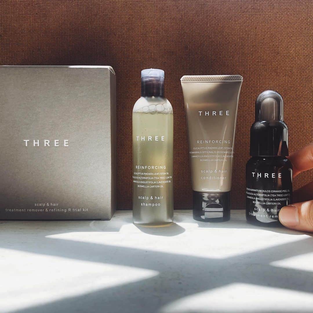 のインスタグラム：「. THREEの 新しくなった シャントリに 小さいオイルがついた トラベルサイズ。 . このサイズ。 最高。 . シャンプー前に数滴垂らして 頭皮をマッサージする。 . 頭皮の匂いや汚れ 顔のたるみ 色々気になるこの時期に。 . . @threecosmetics」