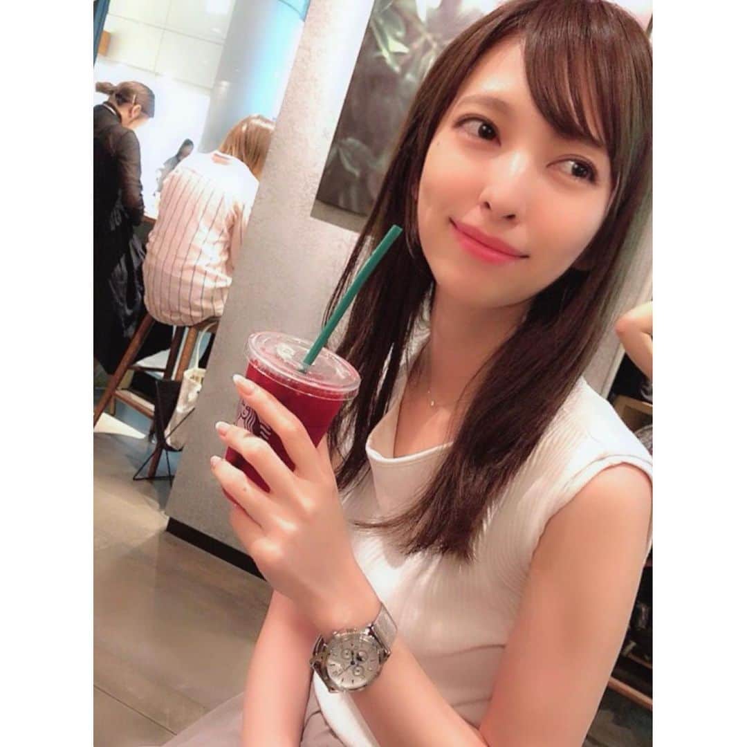 のインスタグラム：「⌚💓✨ #newwatch は @loborjapan さん✨ 暑くなってくるから革ベルトじゃない時計がよくてコチラに💓 #スワイプしてね 😉 . メンズライクなものがよくてフェイス大きめを選んでみました👍 カジュアルだけどキレイめなお洋服に合わせてます😌✨ . クーポンコード【harukano1204】 をいれて購入すると10%オフになるよ😊 詳しくは→ @loborjapan へ💓 (おそろいにしてくれても良いんだよ？😳笑) . . . #lobor #ロバー #時計 #腕時計 #腕時計コーデ #腕時計好き #手元くら部 #手元コーデ #starbucks #starbucksjapan #starbuckscoffee #instafashion #fashiongram #lagunamoon #drwcys #キレイめカジュアル  #フレンチネイル  #watch #instawatch」