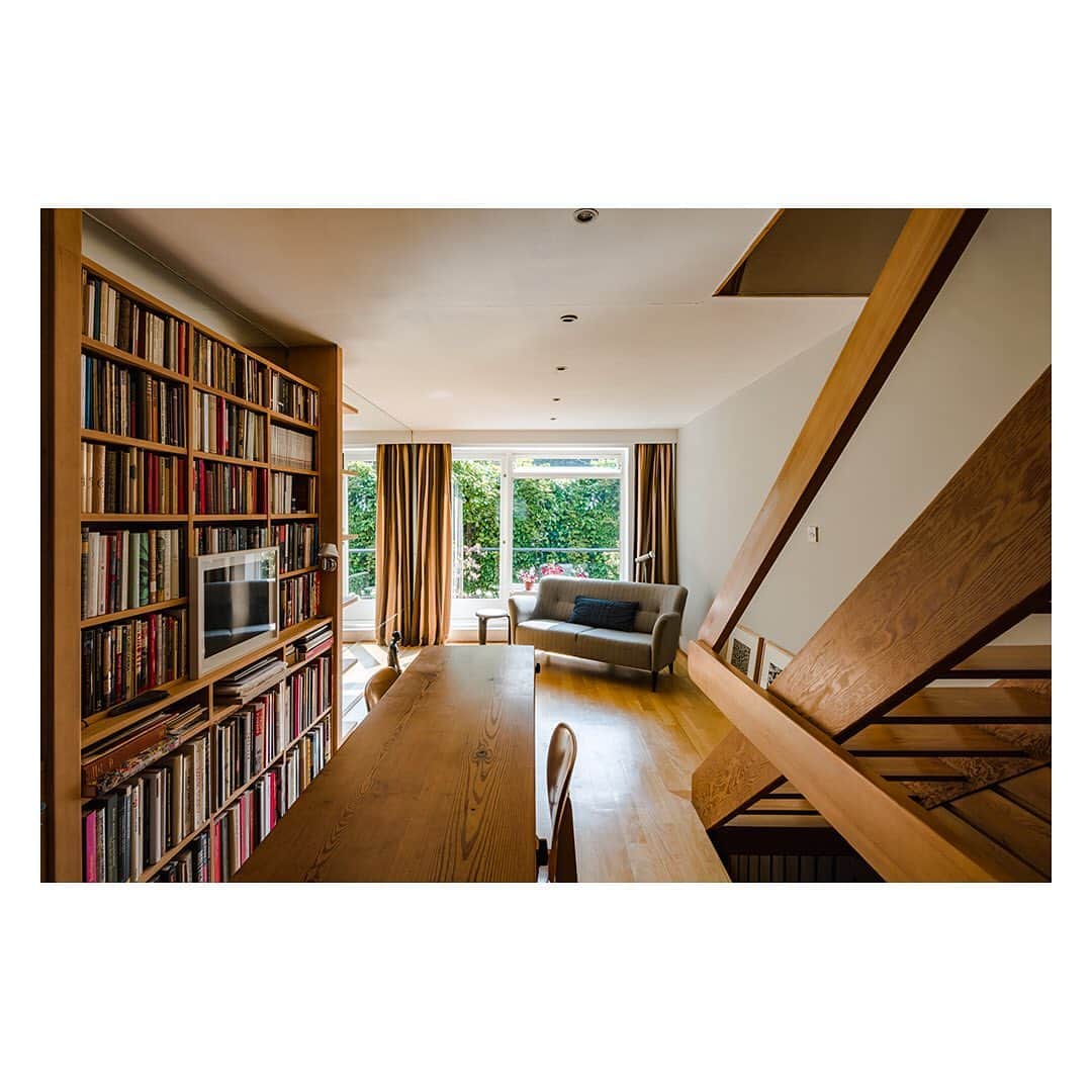 The Modern Houseさんのインスタグラム写真 - (The Modern HouseInstagram)「Queensborough Mews: a mid-century home in Bayswater with original 1960s interiors. Click the link in our bio to see more.  #midcenturyinteriors #1960s #westlondon」6月9日 19時17分 - themodernhouse