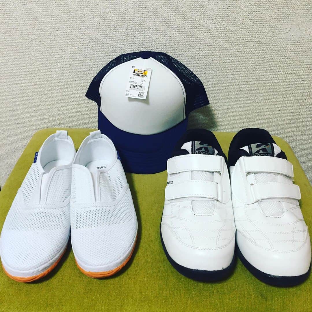 のインスタグラム：「#ワークマン  6月半ばに水上に移動教室に行く中2息子に。ちょっとした山歩き用靴とラフティング用靴、キャップをワークマンで購入。  初めて行ったけどいいね！ スニーカー1280円。「建さん」580円 キャップ299円。(税込み) ＊ #ワークマンコーデ」