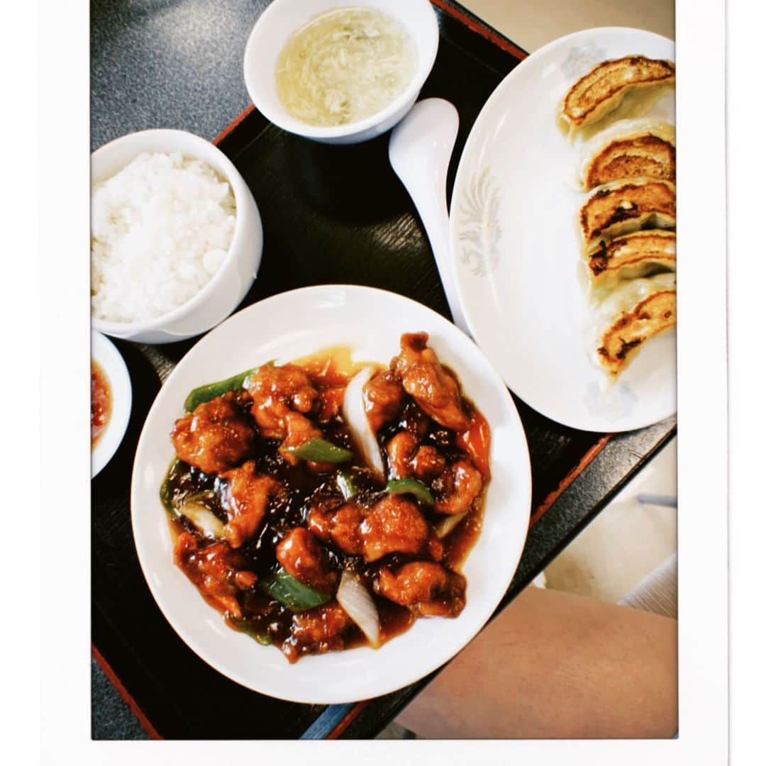 森藤恵美さんのインスタグラム写真 - (森藤恵美Instagram)「犬をシャンプーに連れて行った後に、定食屋さんに寄ってお昼ご飯を食べました。 どんな高級中華屋さんよりも、定食屋さんで食べる中華の方がなんか美味しく感じる😋 雰囲気がそう感じさせてるんだろうな👍 #鶏肉の黒酢あんかけ定食 #餃子はあまり美味しくはなかった」6月9日 19時21分 - emi_morifuji