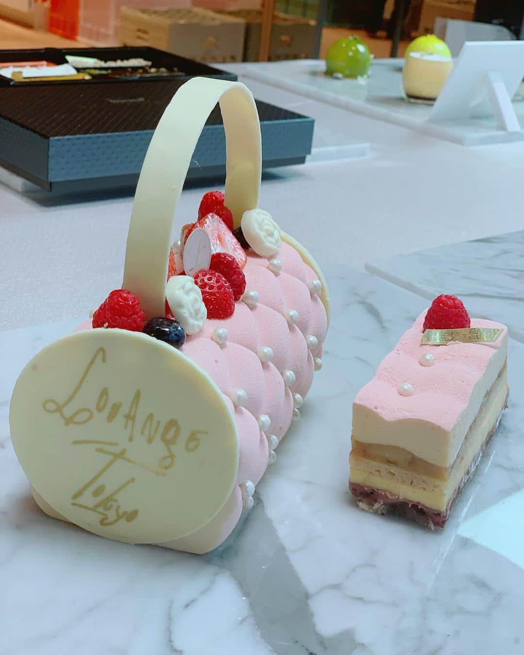 堀みづきさんのインスタグラム写真 - (堀みづきInstagram)「大好きな @louange.tokyo さんのケーキ🧸💕 夏スイーツを楽しんできたよ〜🥺🍰 今まで食べたことない味や食感を味わった…🤭💕 まさに新感覚のスイーツ！✨ #louangetokyo #sweets #chocolatecake  #birthdaycake #ルワンジュ東京 #夏スイーツ #新感覚アイスクリーム #クマさん」6月9日 19時24分 - mizuki_027