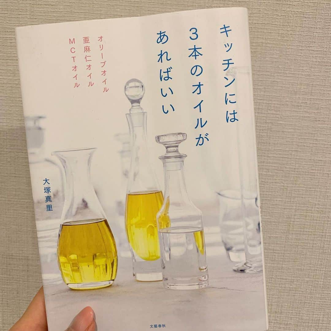 篠原菜月さんのインスタグラム写真 - (篠原菜月Instagram)「Oggi Cafe with LISSAGE 「大塚美塾Special！」に参加させていただきました😊 今月号の @oggi_mag 7月号でもお世話になった美容エディターの大塚さん @mariotsuka とリサージPRの前田さんのトークショーでは、毎日の丁寧なスキンケアの大切さと天然クレイソープの良さを改めて実感！ ・ 私も誌面に参加させていただいてからほぼ毎日 @lissage_official の天然クレイソープとローション、酵素洗顔パウダーを使っているのですが、角質が取れて以前よりつるんとした肌になった気がします✨ いただいた大塚さんの著書「キッチンには3本のオイルがあればいい」もゆっくり読むのが楽しみ！体の中からと外からのケアで綺麗になりたいと本気で思った夜でした✨ ・ ・ #雑誌oggi#リサージ#LISSAGE#ミネラルソープ#素肌美#吸着泡洗顔#毛穴ケア#Oggiカフェ#MiCafeto#クレイソープ#スキンケア#美容#キッチンには3本のオイルがあればいい」6月9日 19時34分 - natsukishinohara