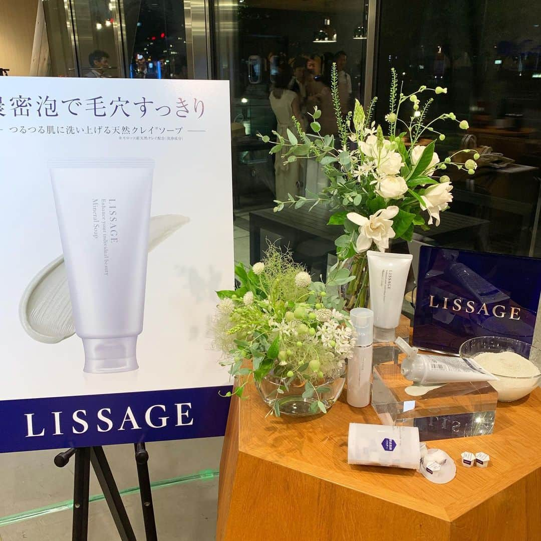 篠原菜月さんのインスタグラム写真 - (篠原菜月Instagram)「Oggi Cafe with LISSAGE 「大塚美塾Special！」に参加させていただきました😊 今月号の @oggi_mag 7月号でもお世話になった美容エディターの大塚さん @mariotsuka とリサージPRの前田さんのトークショーでは、毎日の丁寧なスキンケアの大切さと天然クレイソープの良さを改めて実感！ ・ 私も誌面に参加させていただいてからほぼ毎日 @lissage_official の天然クレイソープとローション、酵素洗顔パウダーを使っているのですが、角質が取れて以前よりつるんとした肌になった気がします✨ いただいた大塚さんの著書「キッチンには3本のオイルがあればいい」もゆっくり読むのが楽しみ！体の中からと外からのケアで綺麗になりたいと本気で思った夜でした✨ ・ ・ #雑誌oggi#リサージ#LISSAGE#ミネラルソープ#素肌美#吸着泡洗顔#毛穴ケア#Oggiカフェ#MiCafeto#クレイソープ#スキンケア#美容#キッチンには3本のオイルがあればいい」6月9日 19時34分 - natsukishinohara