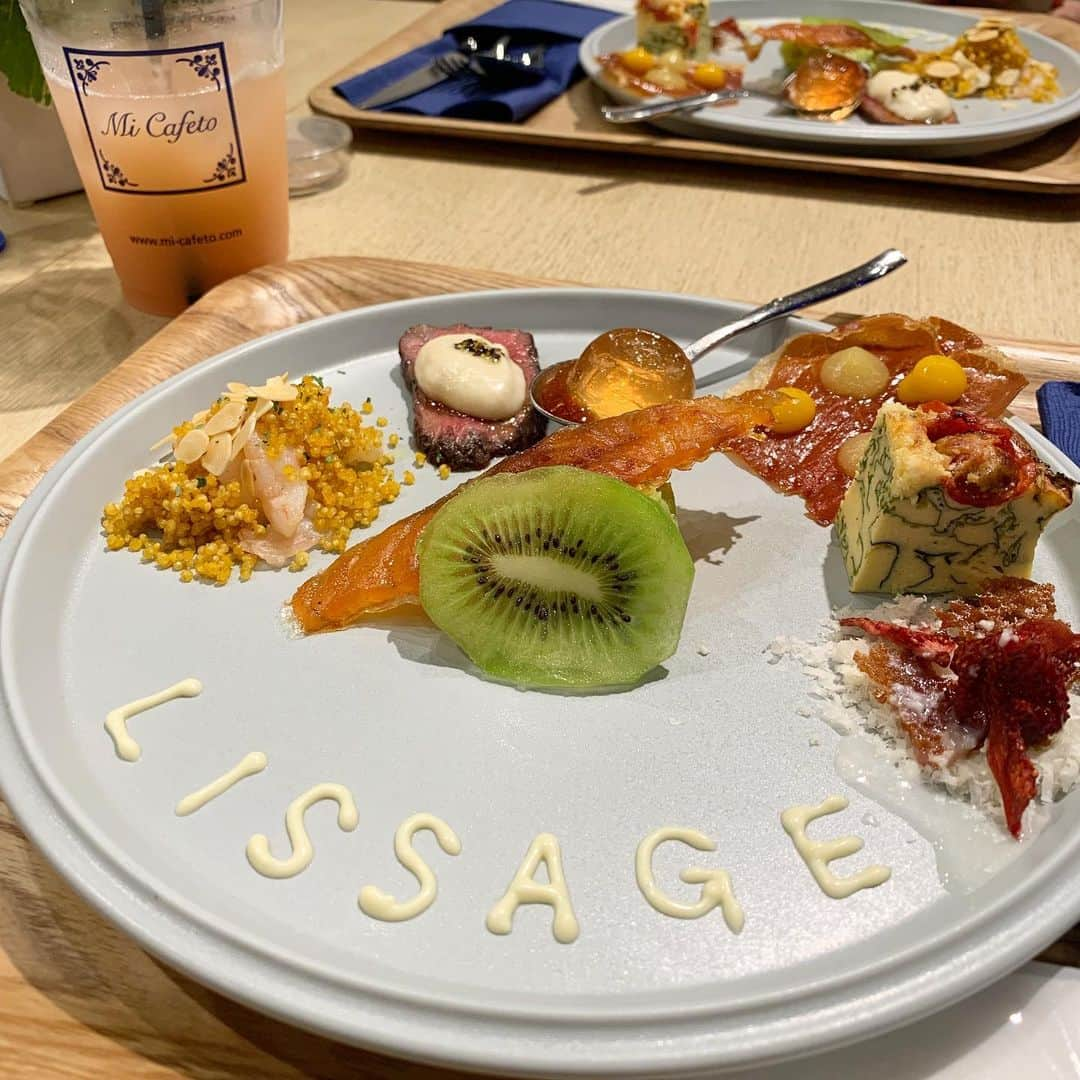 篠原菜月さんのインスタグラム写真 - (篠原菜月Instagram)「Oggi Cafe with LISSAGE 「大塚美塾Special！」に参加させていただきました😊 今月号の @oggi_mag 7月号でもお世話になった美容エディターの大塚さん @mariotsuka とリサージPRの前田さんのトークショーでは、毎日の丁寧なスキンケアの大切さと天然クレイソープの良さを改めて実感！ ・ 私も誌面に参加させていただいてからほぼ毎日 @lissage_official の天然クレイソープとローション、酵素洗顔パウダーを使っているのですが、角質が取れて以前よりつるんとした肌になった気がします✨ いただいた大塚さんの著書「キッチンには3本のオイルがあればいい」もゆっくり読むのが楽しみ！体の中からと外からのケアで綺麗になりたいと本気で思った夜でした✨ ・ ・ #雑誌oggi#リサージ#LISSAGE#ミネラルソープ#素肌美#吸着泡洗顔#毛穴ケア#Oggiカフェ#MiCafeto#クレイソープ#スキンケア#美容#キッチンには3本のオイルがあればいい」6月9日 19時34分 - natsukishinohara