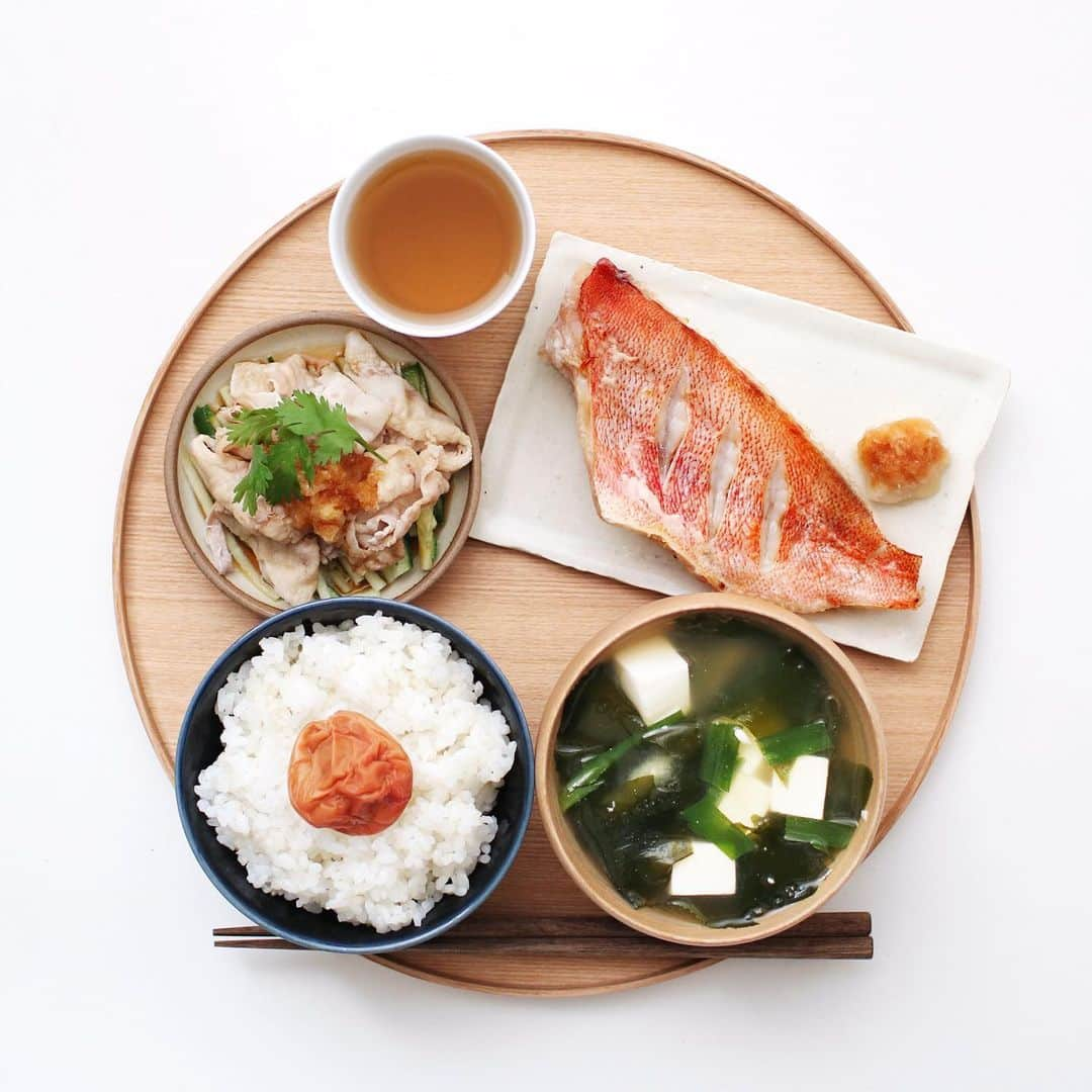 utoshさんのインスタグラム写真 - (utoshInstagram)「Japanese Breakfast. #今日の一汁二菜 ・主菜は赤魚の切り身の粕漬け、 ・副菜はキュウリの冷しゃぶ和え（副菜かこれ疑惑） ・お味噌汁はワカメとニラと豆腐で ・ご飯は久しぶりの白米に梅干し . 体に優しい組み合わせ。 美味しいご飯でした！ . 最近一汁二菜で体と心のバランスが取れてきた気がします。 . それにしても天気の変動が激しい。気圧の上がり下がりって全く気にしないんですが、やっぱりあるものなんですかねー。体が重い感じがします。 皆さんもそうだったのかな？ 雨の日って湿度も高いし、気圧なのか湿度なのかって思うけど、どっちもなんでしょうね〜。 . こんな日も一汁二菜、 ぜひ作ってみてくださいね。 No local No food おいしく楽しく！ . . #魚定食 #赤魚 #切り身 #一汁一菜 #とりあえず野菜食 #一汁野菜食 #一汁二菜 . #ellegourmet#lunch#brunch#breakfast#foodporn#instagramjapan#vsco#IGersJP#onthetable#ランチ#おうちカフェ#うちごはん#暮らし#フーディーテーブル #cooking#homemade#おうちごはん#朝ごはん#japanesebreakfast#f52grams」6月9日 19時26分 - utosh