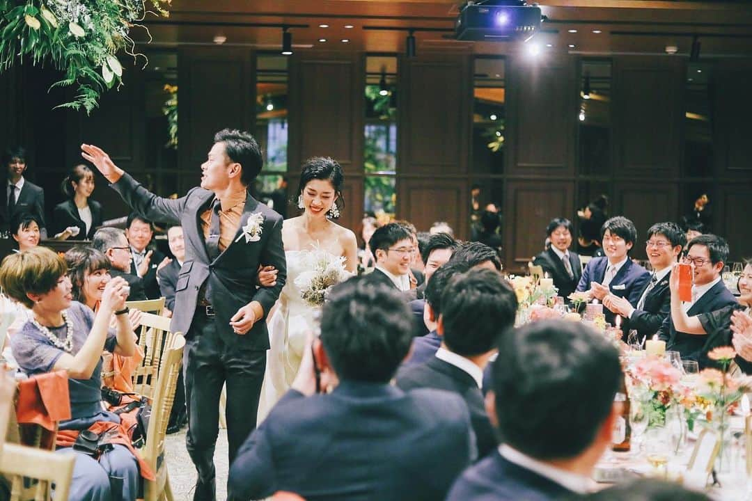 Wedding Park 公式さんのインスタグラム写真 - (Wedding Park 公式Instagram)「5月のベストハナレポ、chinatsuさんの大人ヴィンテージウエディングを大解剖🔎👀💕﻿ ﻿ こんばんは！ハナレポ編集部のがみこです👑﻿ ﻿ 今月から、先月のベストハナレポに選ばれた花嫁さんの結婚式をインスタでもご紹介していきます🤗﻿ ﻿ まずは、「ヴィンテージウエディング」「ちょっと豪華な大人のパーティー」というテーマでハナレポ編集部がメロメロ😍にされ、見事ベストハナレポに選ばれたchinatsuさんの結婚式です🎊﻿ ﻿ 🏆ステキポイント1️⃣和装﻿ ﻿ がみこ：花嫁しか着ることができない引振袖を絶対に着たかったというchinatsuさん！﻿ 大胆なオレンジの鶴に一目惚れして、こちらの着物に決めたんだとか。﻿ 鮮やかで明るい色味なのに、鶴の絵柄のせいかとっても大人っぽく素敵にまとまっていますよね♡﻿ ﻿ 🏆ステキポイント2️⃣前撮り﻿ ﻿ どん：前撮りはおふたりの出会いの地である京都での撮影なんですが、いわゆる「ザ・京都」な場所ではなく、等身大のおふたりらしさがより映えるロケーション！（思い出の地なのでしょうか？雰囲気が素敵すぎます！）﻿ そんな場所でのおふたりの姿が本当に幸せそうで、フィルムカメラならではのぬくもりを通して、リラックスした柔らかな空気が伝わってきて、こちらもとても幸せな気持ちになります(´；ω；｀)﻿ ﻿ 🏆ステキポイント3️⃣装花﻿ ﻿ GORO：「あれも良い、これも良い。」そんななかで大切なことは"好きなものを選ぶこと"以上に、"好きでないものを除くこと"にあるのかもしれません。﻿ 反対の視点をスタッフの方に伝えてこだわりに磨きをかける、そんなchinatsuさんの逆アプローチに惹かれてしまいました！﻿ ﻿ 🏆ステキポイント4️⃣ヘアメイク﻿ ﻿ あんじー：おめかしするときのヘアアクセサリーって、つい大ぶりなものを選びがちな気がするんです。そんな固定概念を見事に打ち砕いたのがこちらのヘアメイク！﻿ 和装にこんなにも自然に馴染んで、控えめだけど目を引くヘアスタイルは、これからマネする人が続出しそう♡﻿ 洋装の無造作に見せかけて作り込まれたダウンスタイルも、雑誌の撮影ですか！？ってくらいおしゃれ～～！﻿ ﻿ //////////////////////////////﻿ #ウエパ と #ハナレポ をつけて﻿ 投稿して下さい❣️﻿ 素敵な投稿は @weddingpark で﻿ ご紹介させていただきます！﻿ //////////////////////////////﻿ ﻿ #ハナレポ #ウエパ #ウエディングパーク #ベストハナレポ #日本中の卒花嫁さんと繋がりたい #日本中のプレ花嫁さんと繋がりたい #2020春婚 #2020夏婚 #2020秋婚 #2020冬婚 #2019夏婚 #2019秋婚 #2019冬婚 #weddingpark #和装 #引き振袖 #装花 #和装ヘア #引き振袖ヘア #ロケーション前撮り #京都前撮り #会場装花 #フラワーコーディネート #結婚式装花 #天井装花 #ワックスフラワー #生花ヘアアレンジ #ヴィンテージウェディング」6月9日 19時29分 - weddingpark